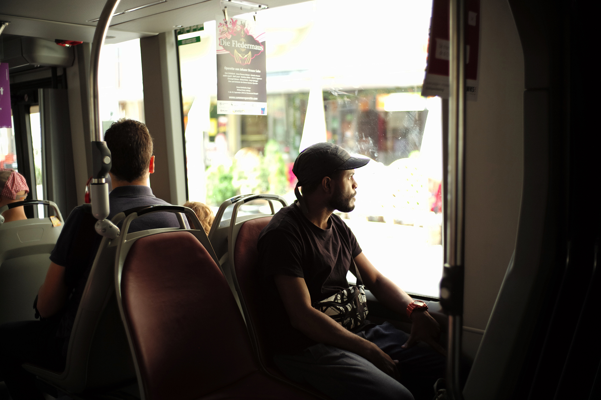 Armando sitzt in der Straßenbahn