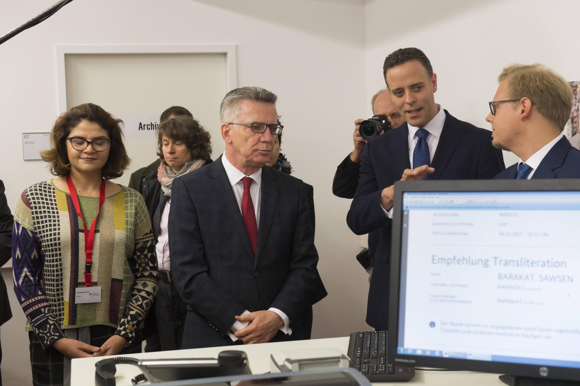 Der damalige Innenminister de Maiziere bei der Präsentation der BAMF-IT-Systeme