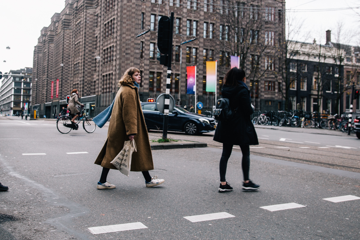 Pip Blom wandelend door Amsterdam.