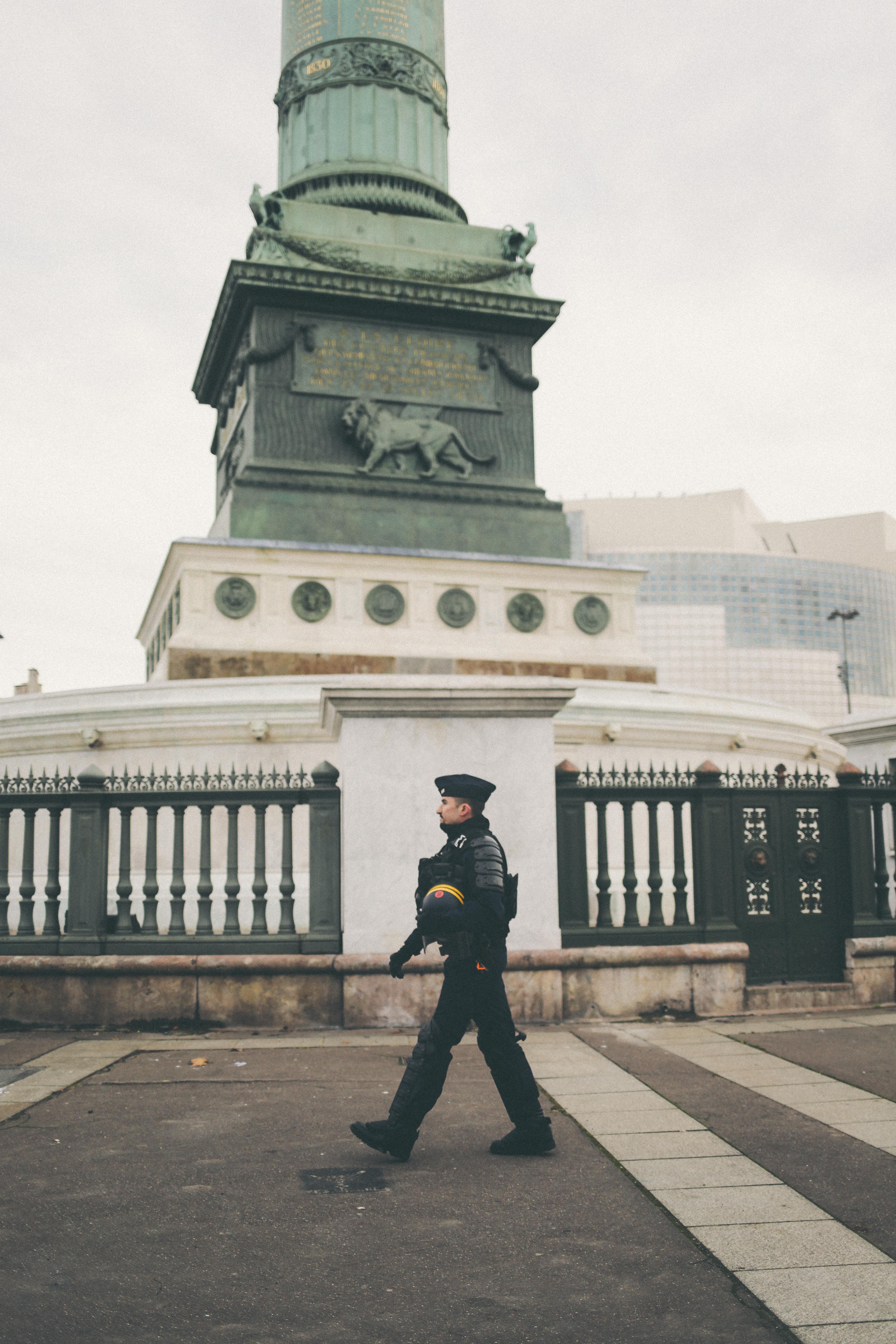 CRS marchant au pied de la Bastille