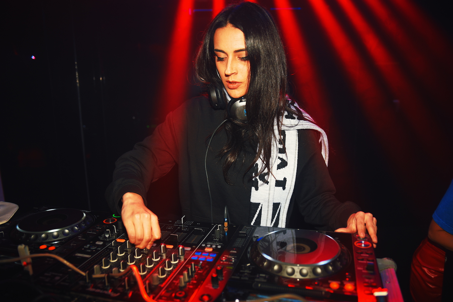 1545401876113-asian-rave12