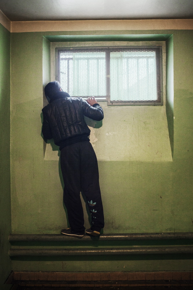 1545733019102-8_Regarder-dehors-depuis-une-salle-dattente-de-prison