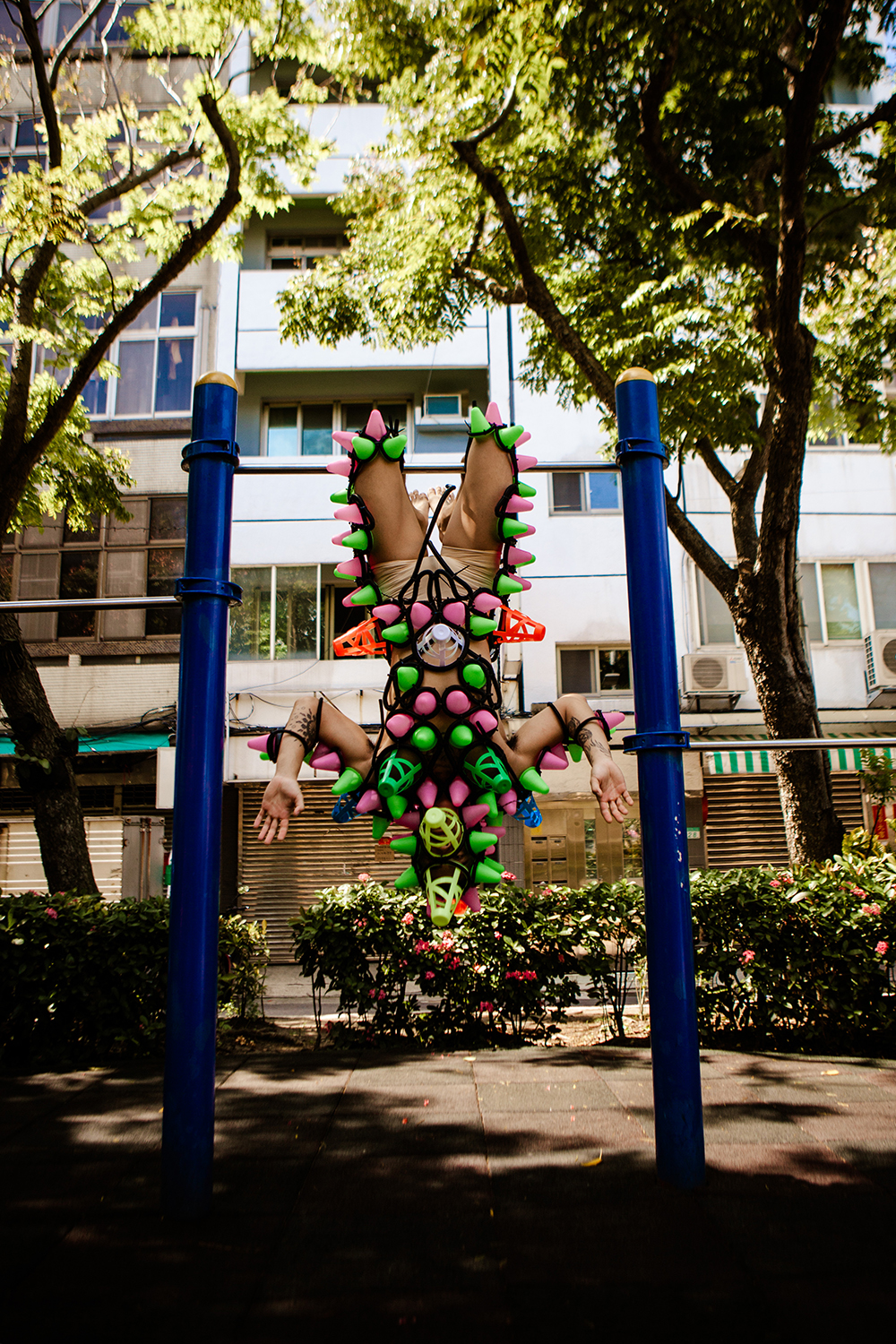 These creative sculptures represent people's alienation from society. Photo by the author.