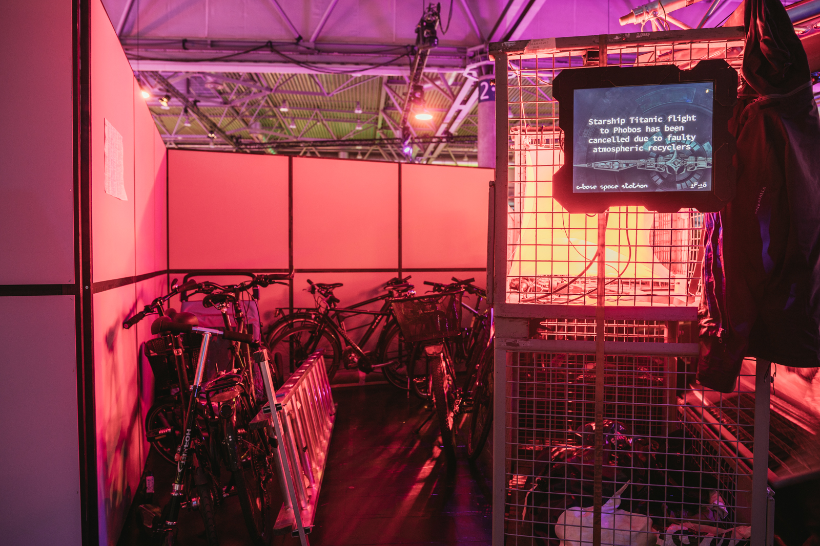 Fahrräder und andere Gefährte auf dem Hacker-Kongress 35C3 in Leipzig.