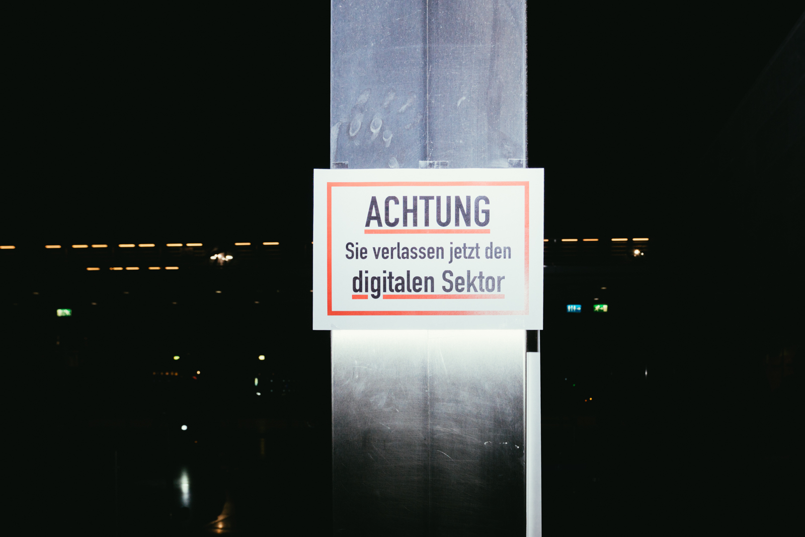 Ein Schild am Ausgang mit der Aufschrift