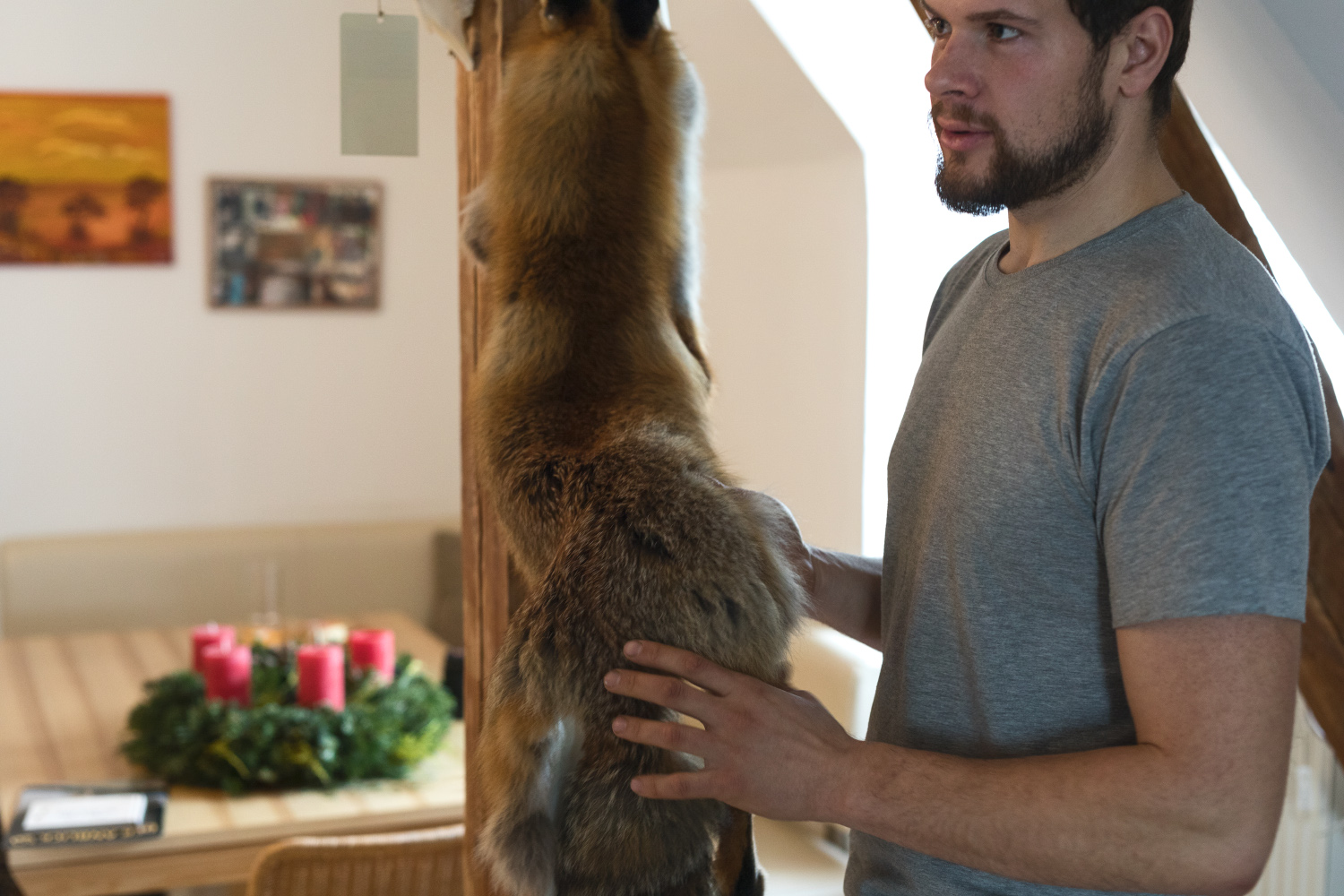 Ein Jäger mit einem toten Tier