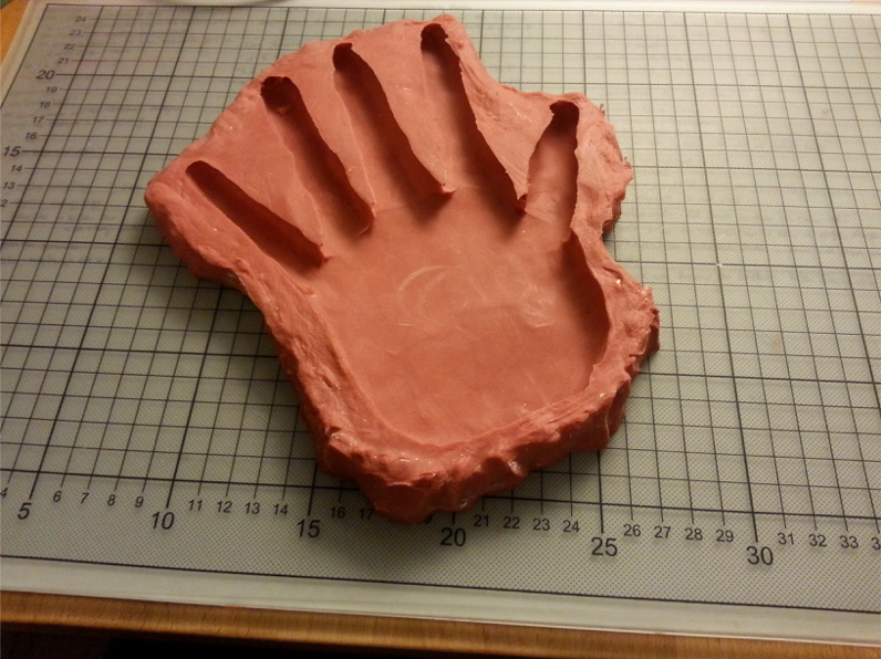 Mit Hilfe dieser Handform haben Albrecht und Krissler eine der Attrapen erstellt