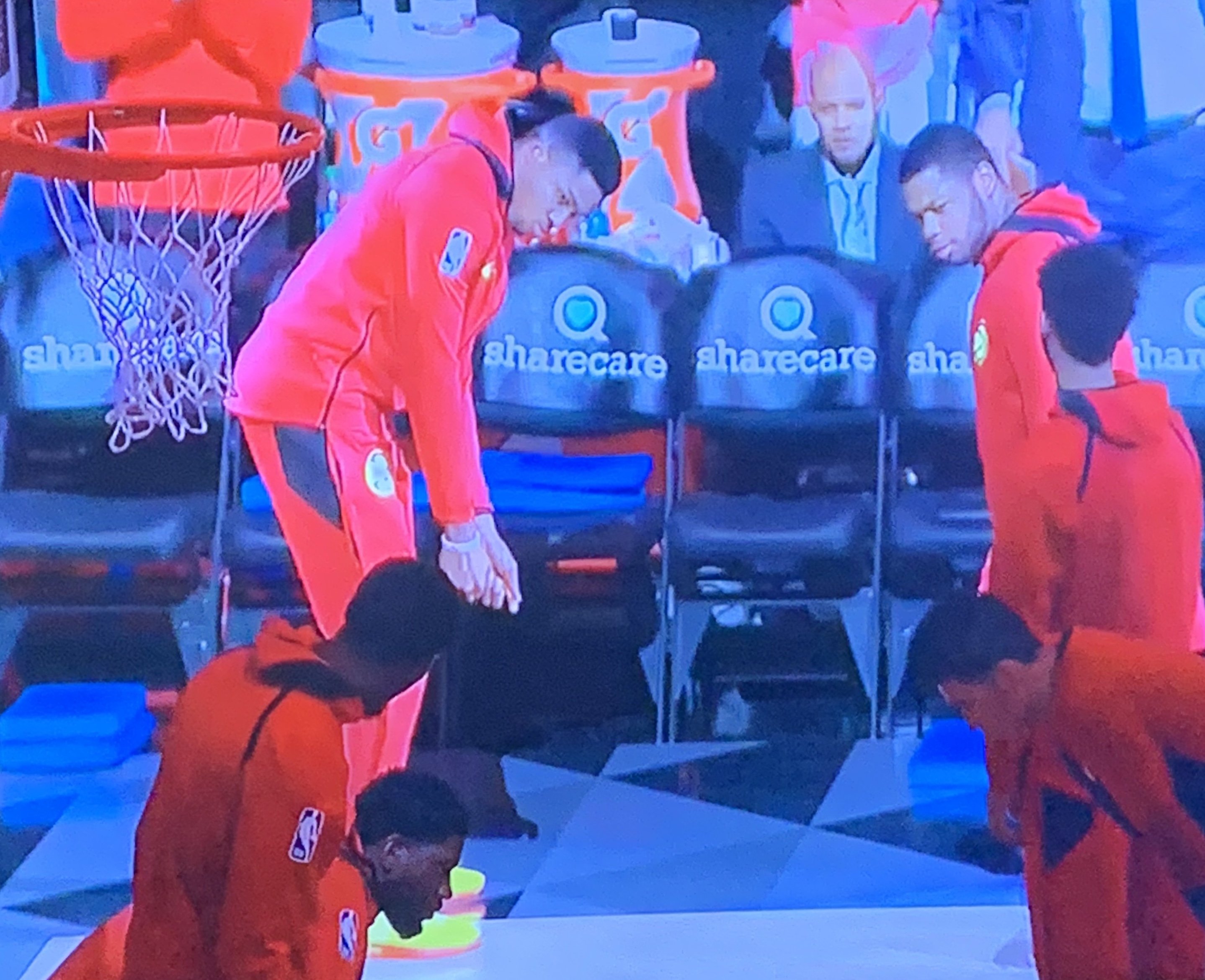 Kent Bazemore lines up a putt