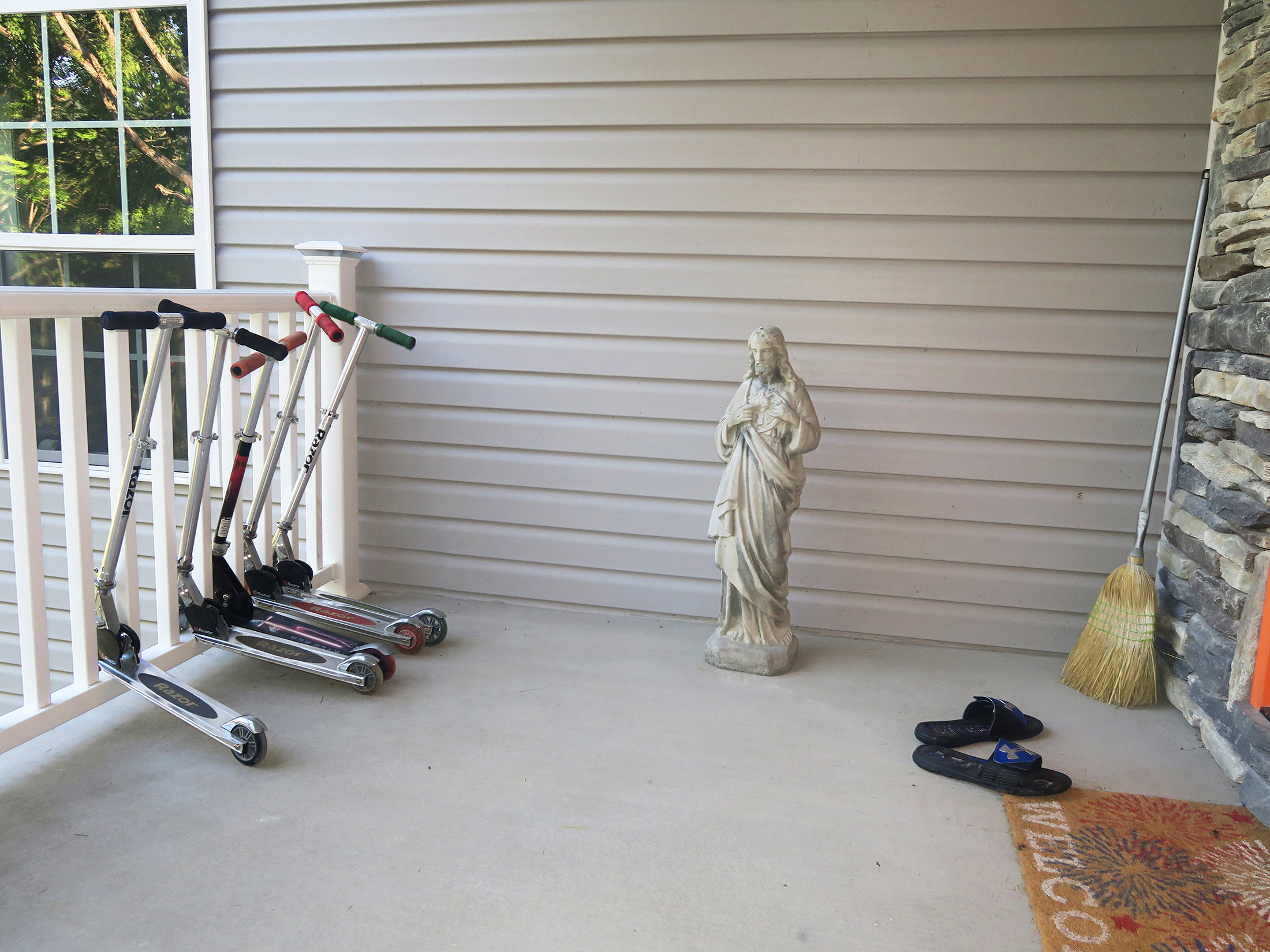 A statue of Jesus on a front porch