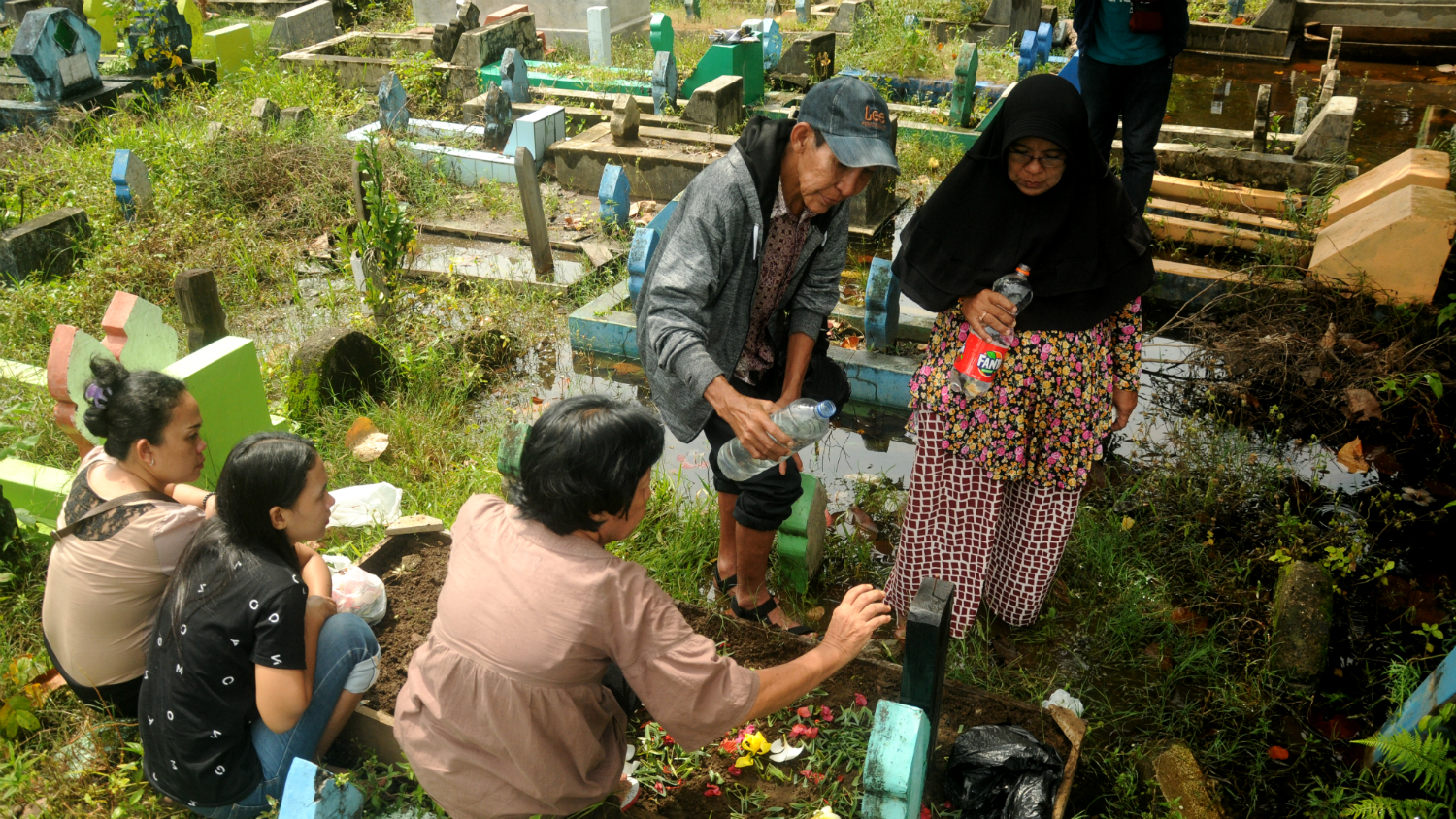 1546856783575-Hae-bersama-keluarga-mengunjungi-makam-Ibu-dan-Saudaranya-di-Pemakaman-Islam-Dadi-Makassar-5