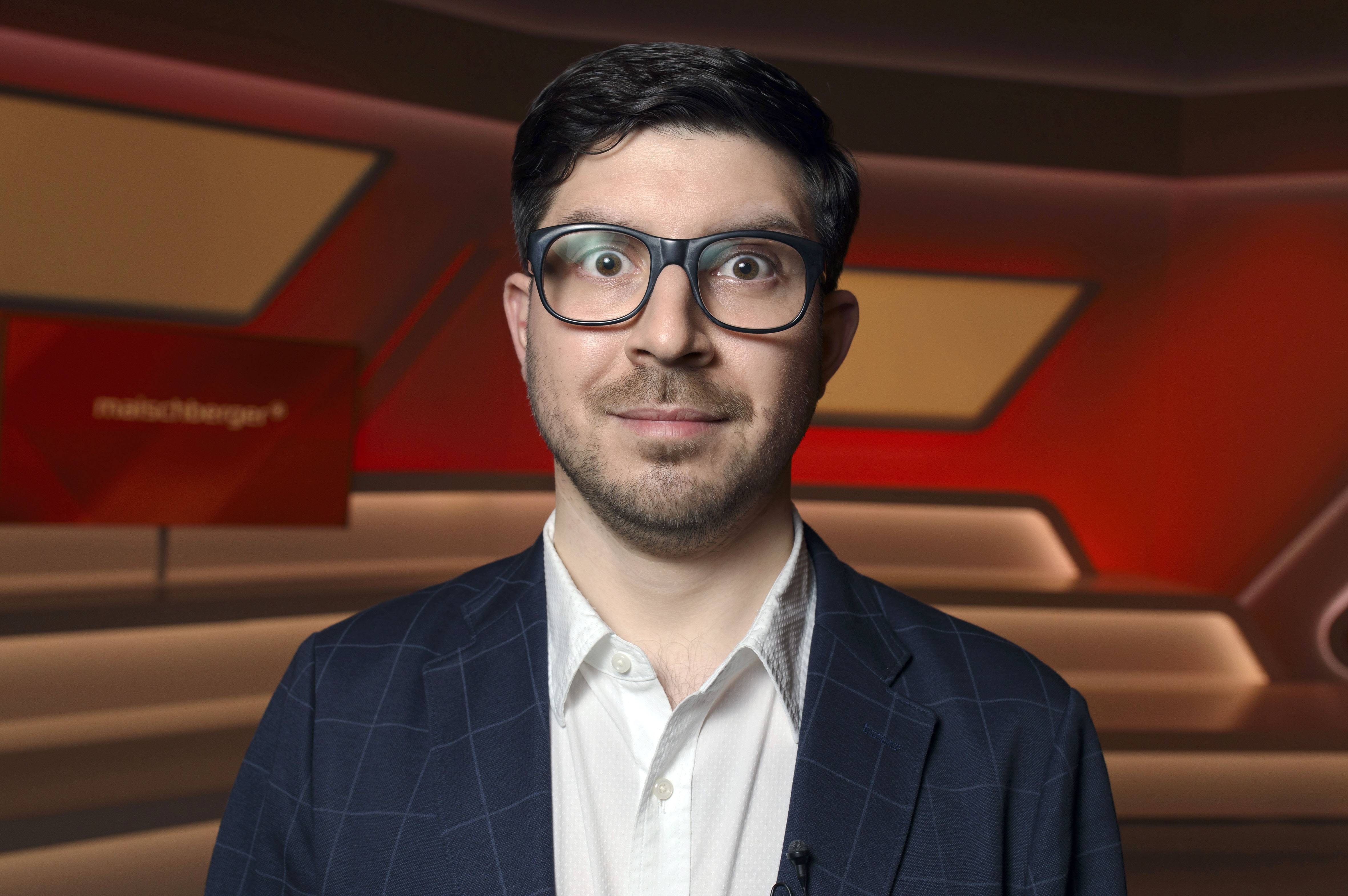 Ein junger Mann in einem TV-Studio