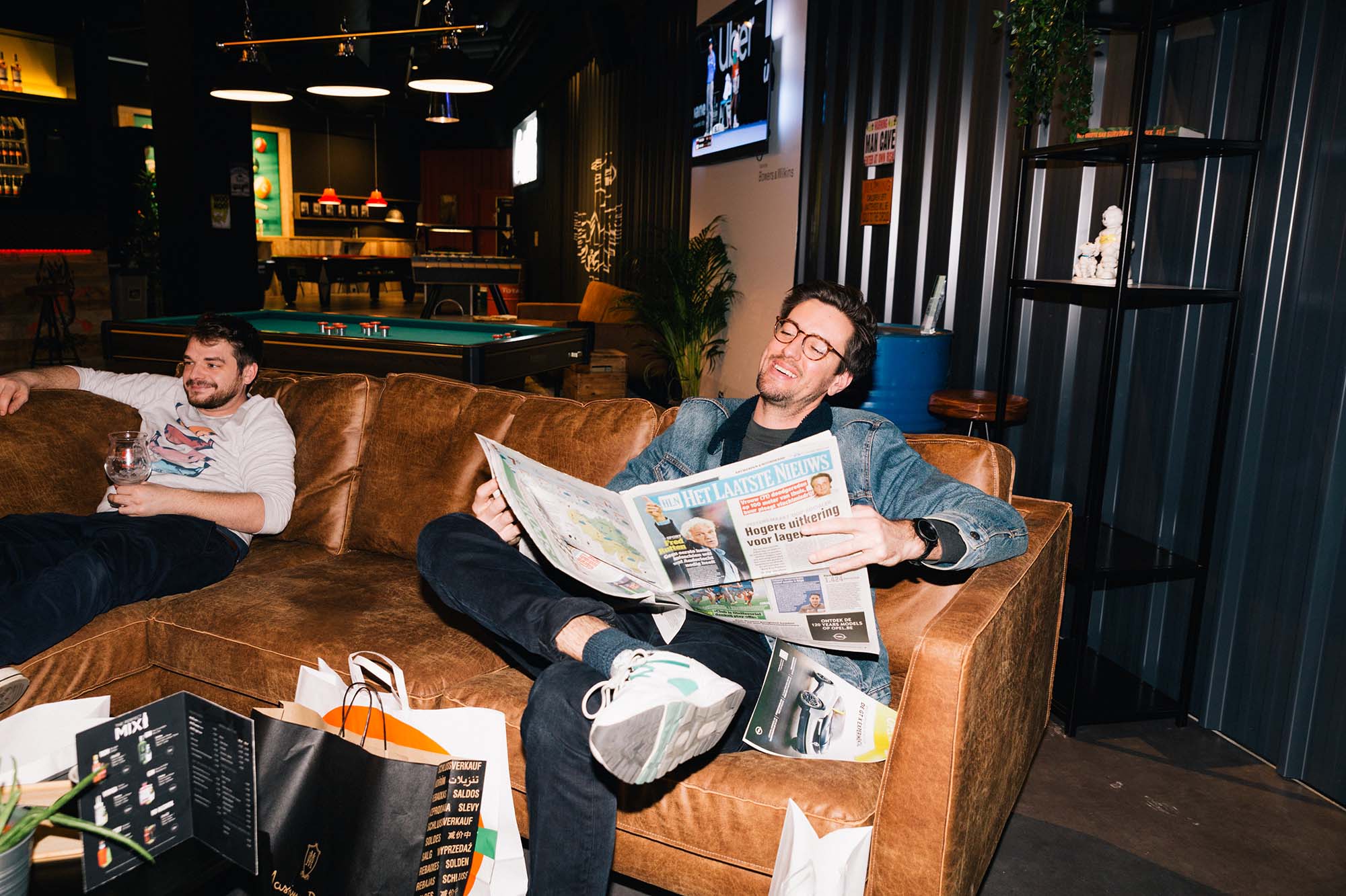 sport-krant-lezen-in-man-cave-the-hub-wijnegem-shopping-centrum