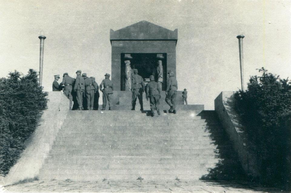 1547028640761-jos-jedna-grupa-izletnika-iz-redova-okupatorske-vojske-obilazi-spomenik-Neznanom-junaku-na-Avali-foto-DN