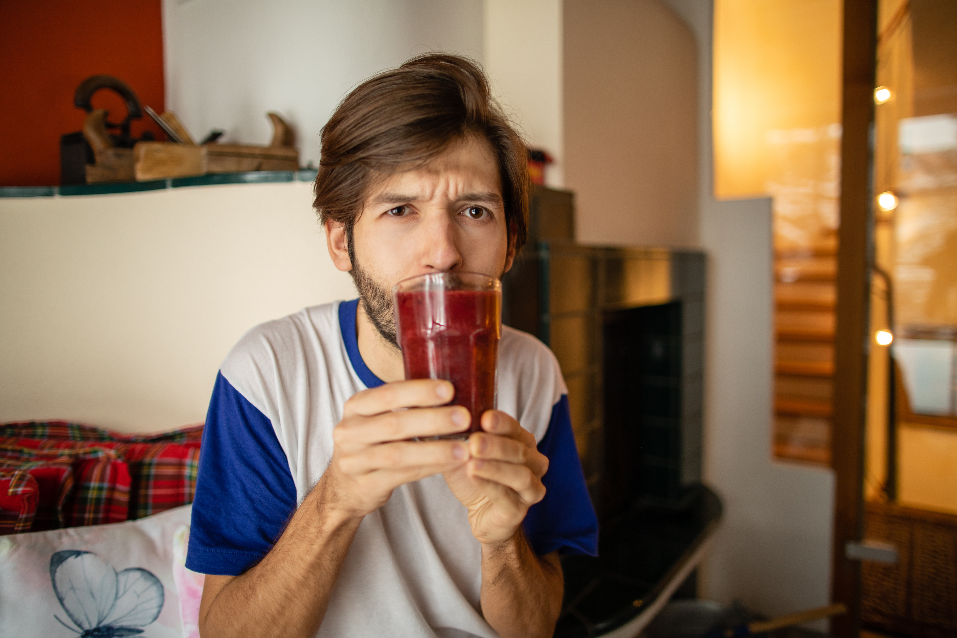 Michi Buchinger trinkt einen Smoothie