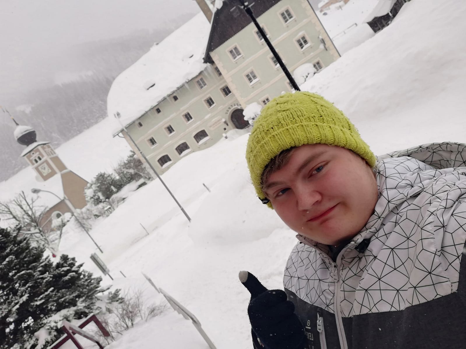Ein Junge steht in Hohentauern