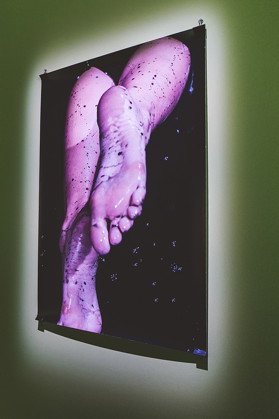 foto piedi masie cousins mostra diadora pitti firenze