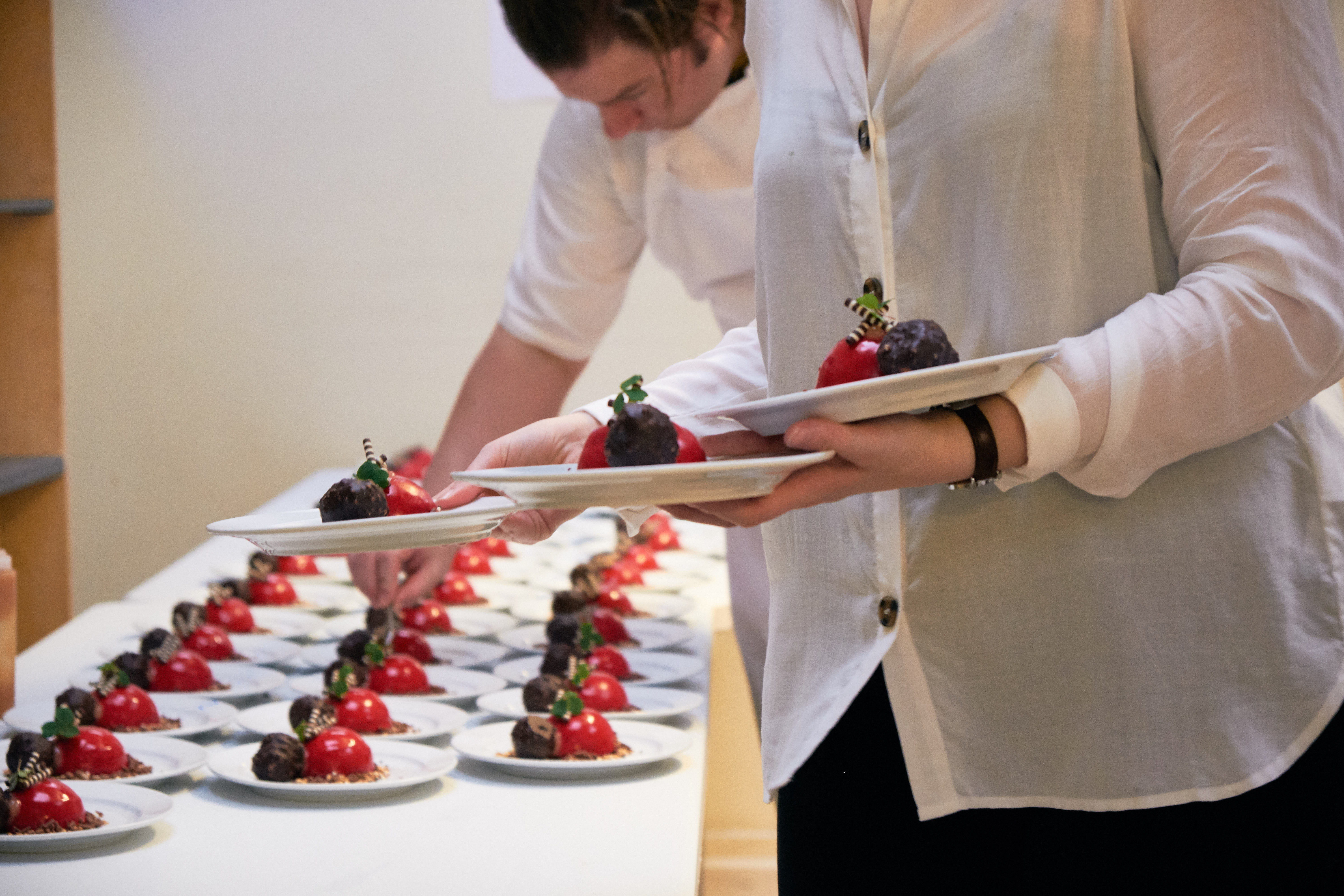 Allan Poulsen anretter dessert til nytårstaffel på Værestedet i Aarhus