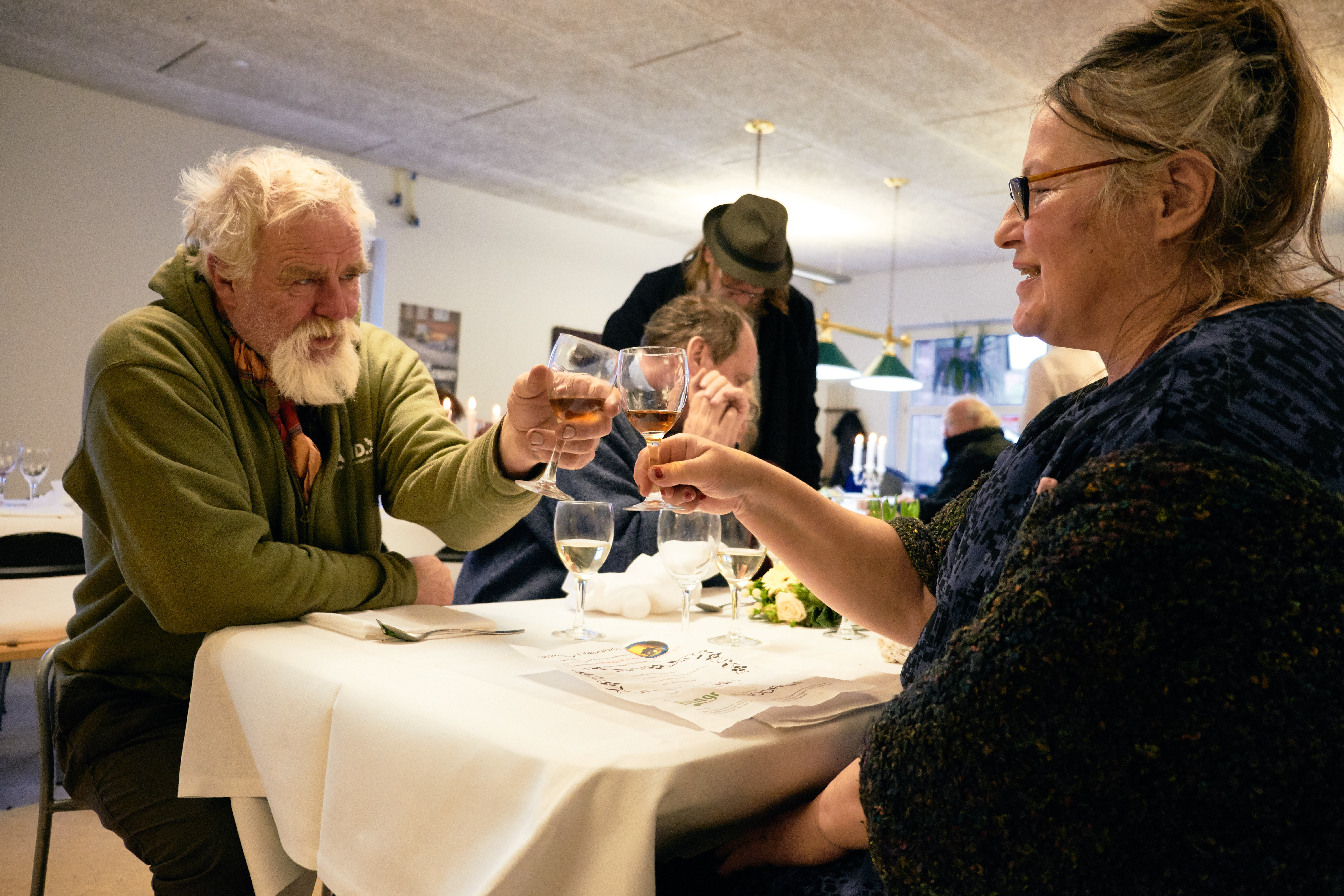 Folk spiser Nytårstaffel på Værestedet i Aaarhus