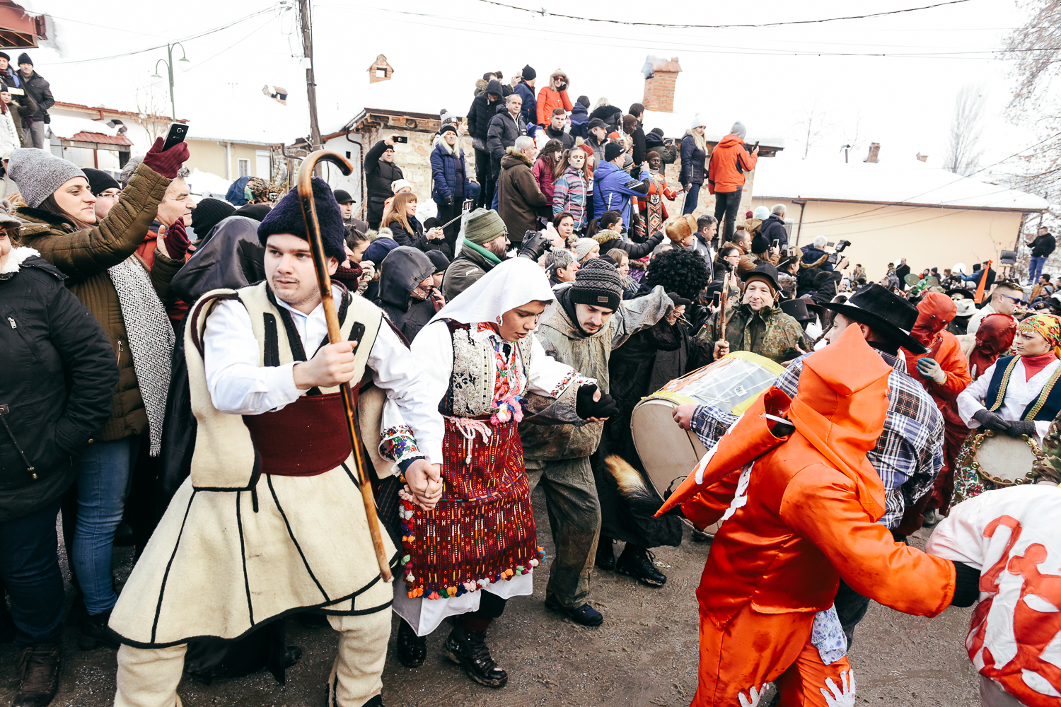 1547548369683-Mlada-i-mladozenja-vode-kolo-a-glupi-avgusti-skacu-unaokolo