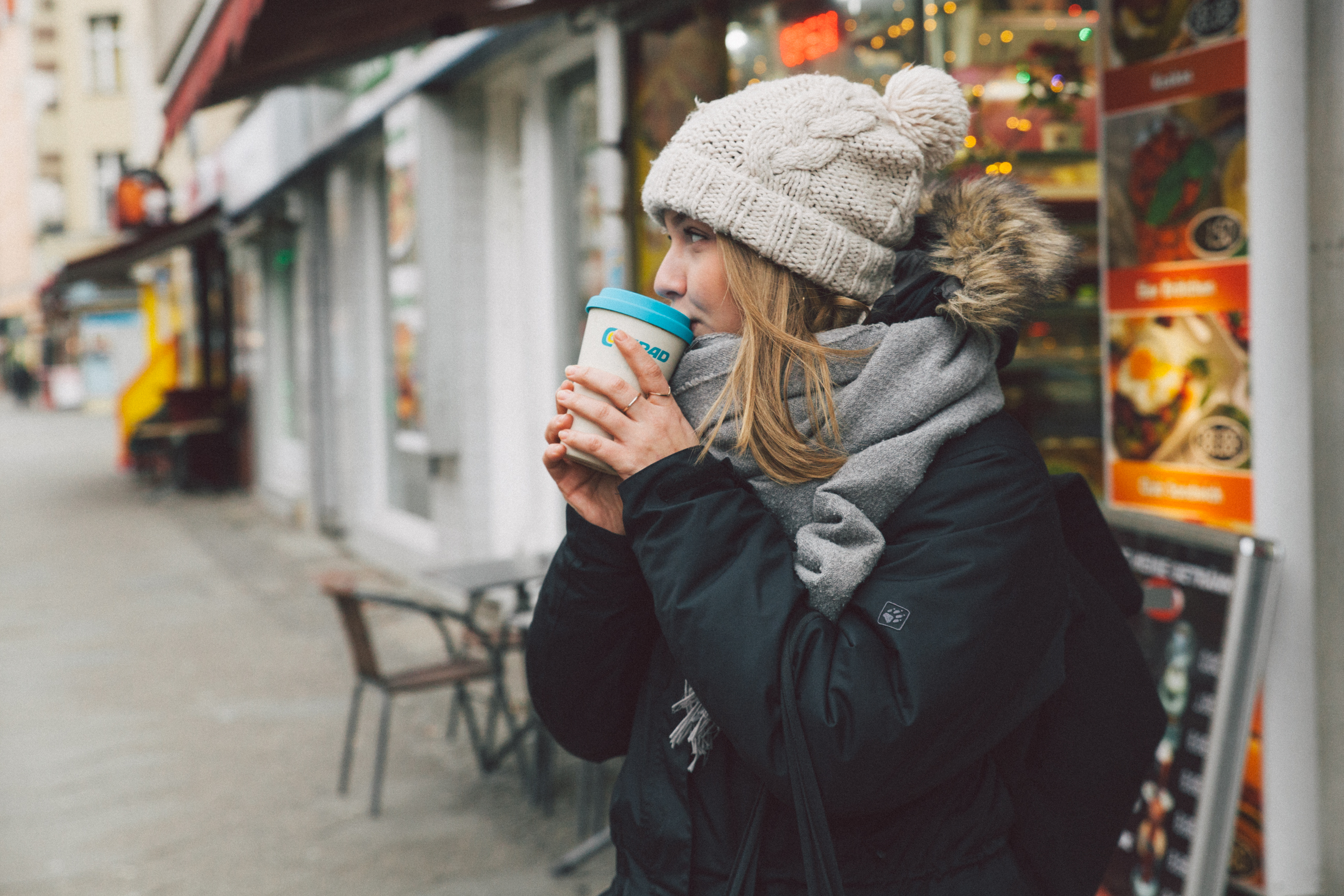 Unsere Autorin trinkt einen erschnorrten Kaffee