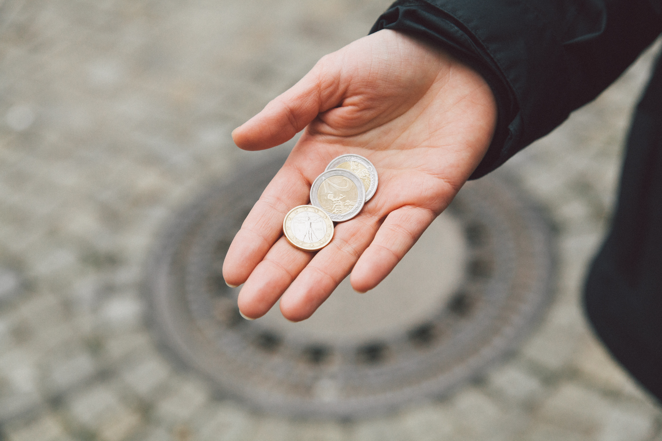 Unsere Autorin hält 5 Euro in der Hand