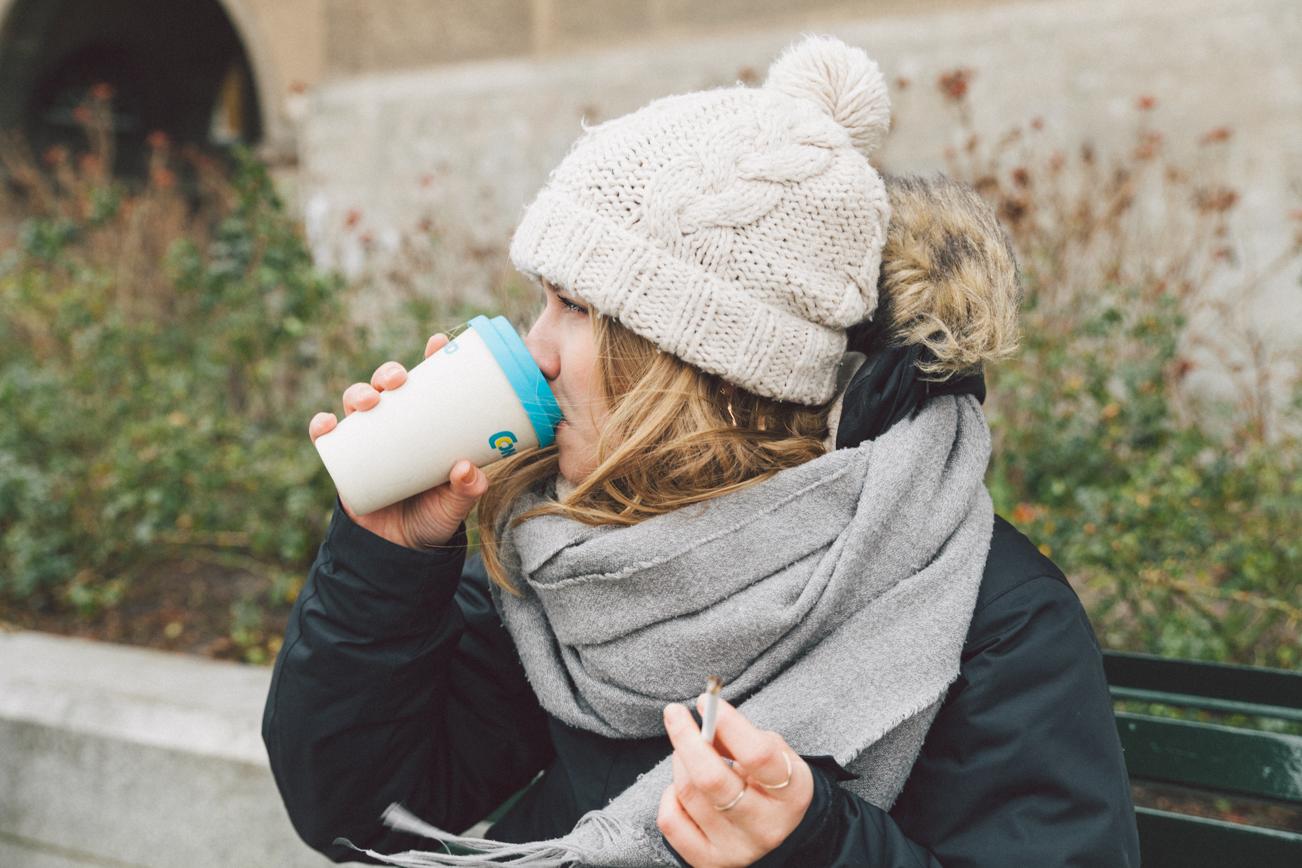Sie trinkt den Kaffee, er schmeckt