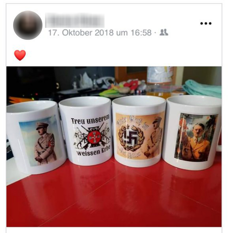 Vier Tassen, bedruckt mit Nazi-Kitsch