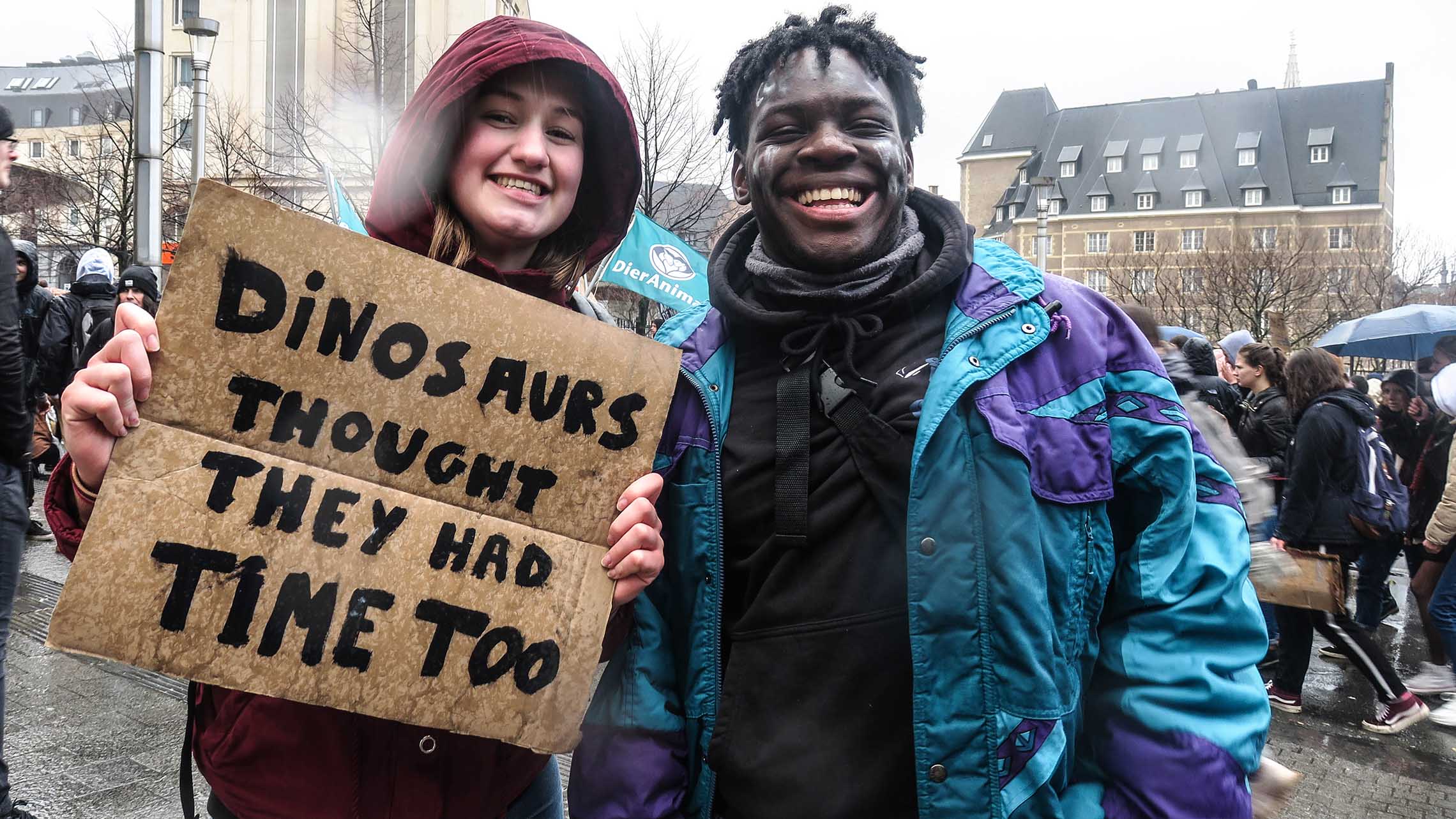 jongeren-klimaatmars-brussel-plakkaten-dinosaurussen