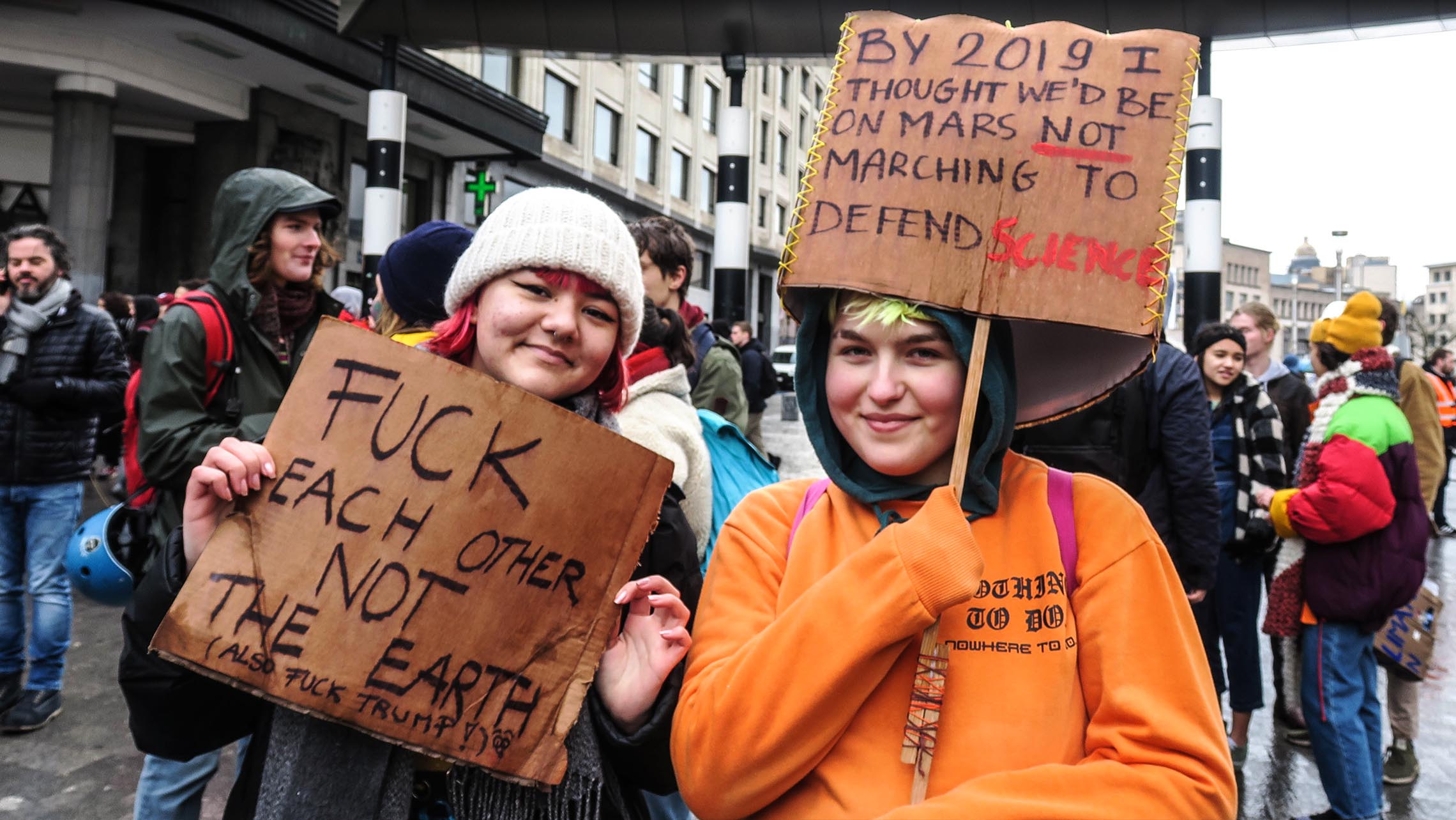 jongeren-klimaatmars-brussel-plakkaten-planeet-aarde