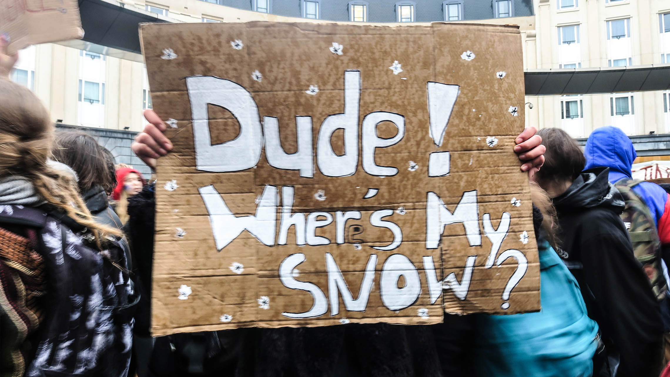 jongeren-klimaatmars-brussel-plakkaten-sneeuw