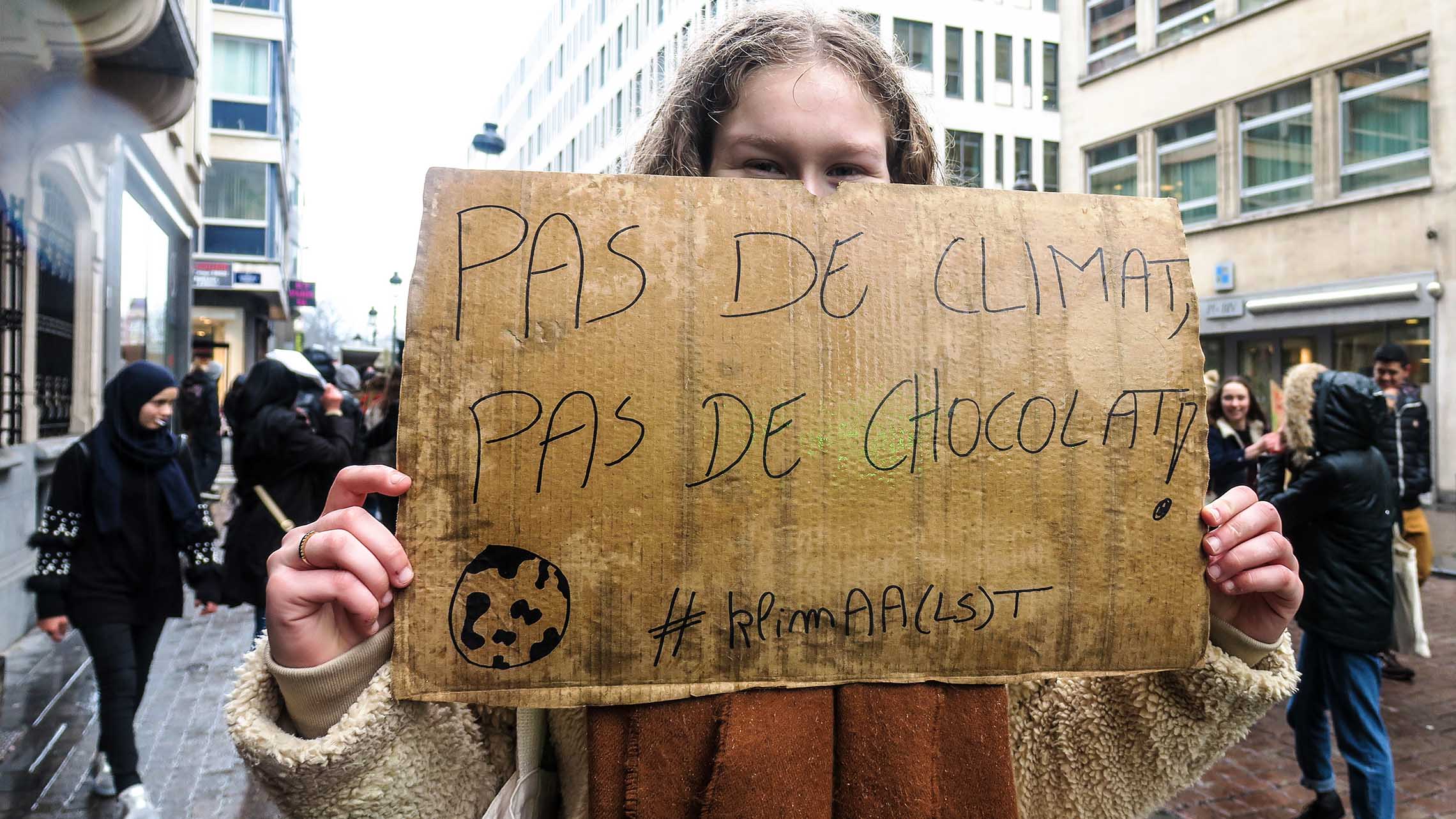 jongeren-klimaatmars-brussel-plakkaten-chocolade
