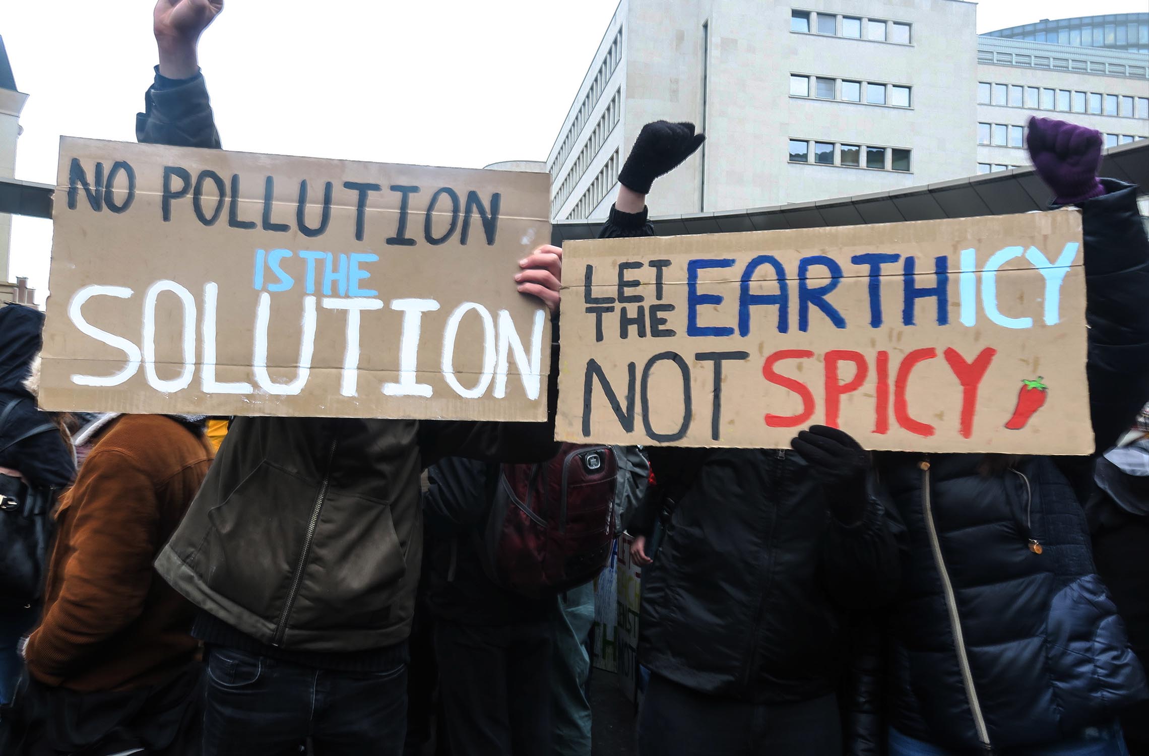 jongeren-klimaatmars-brussel-plakkaten-vervuiling