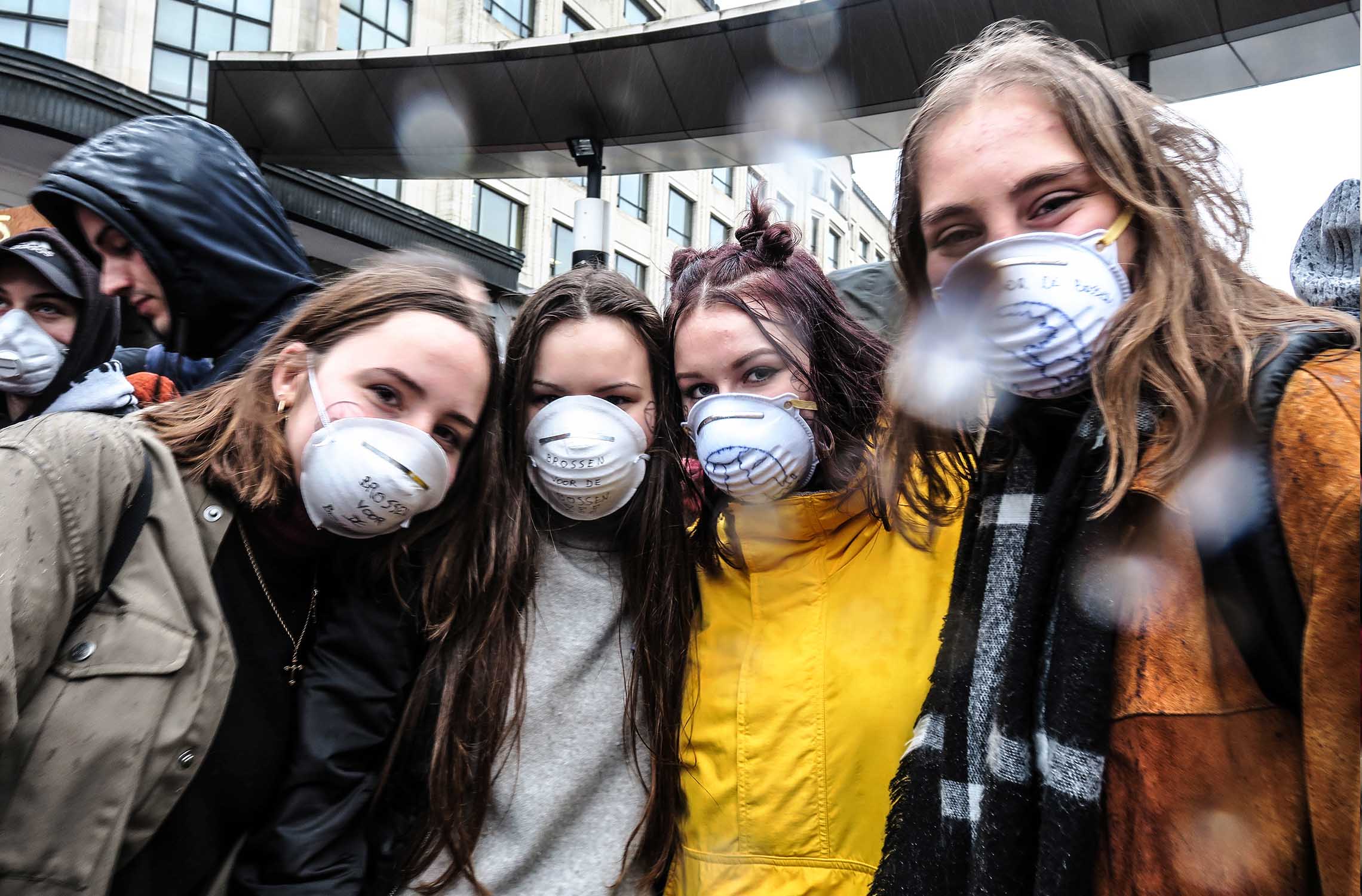 jongeren-klimaatmars-brussel-maskers-meisjes