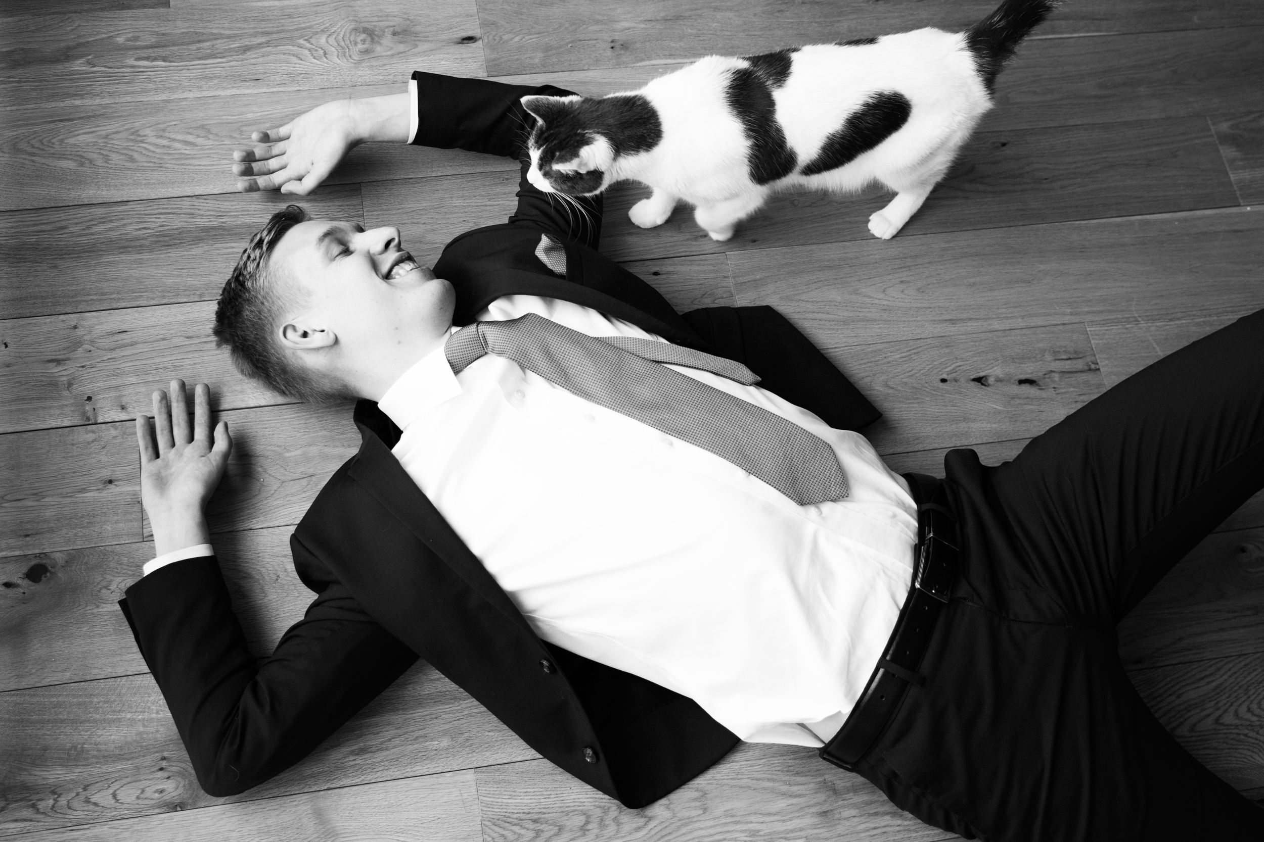 Rasmus Brygger ligger på gulvet med sin kat