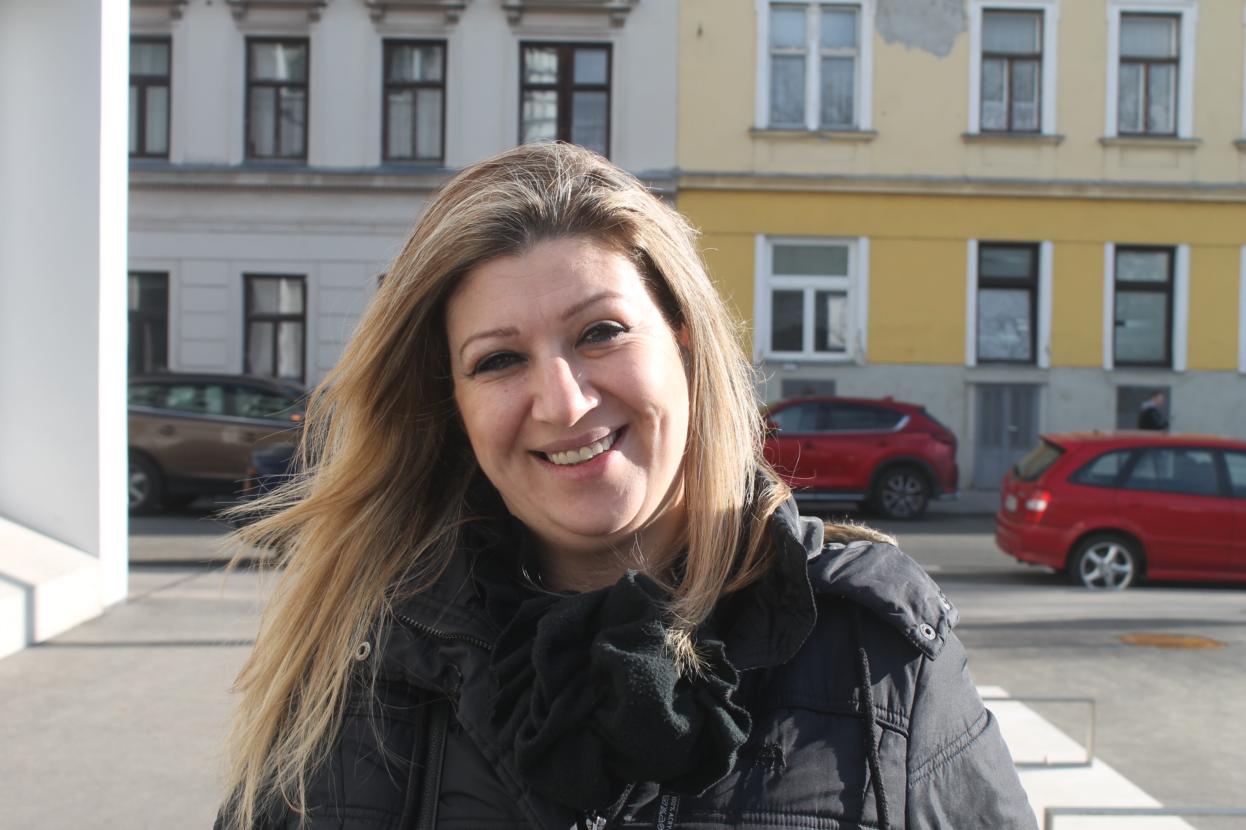 Frau die von Mindestsicherung lebt und Geld gekürzt bekommen würde