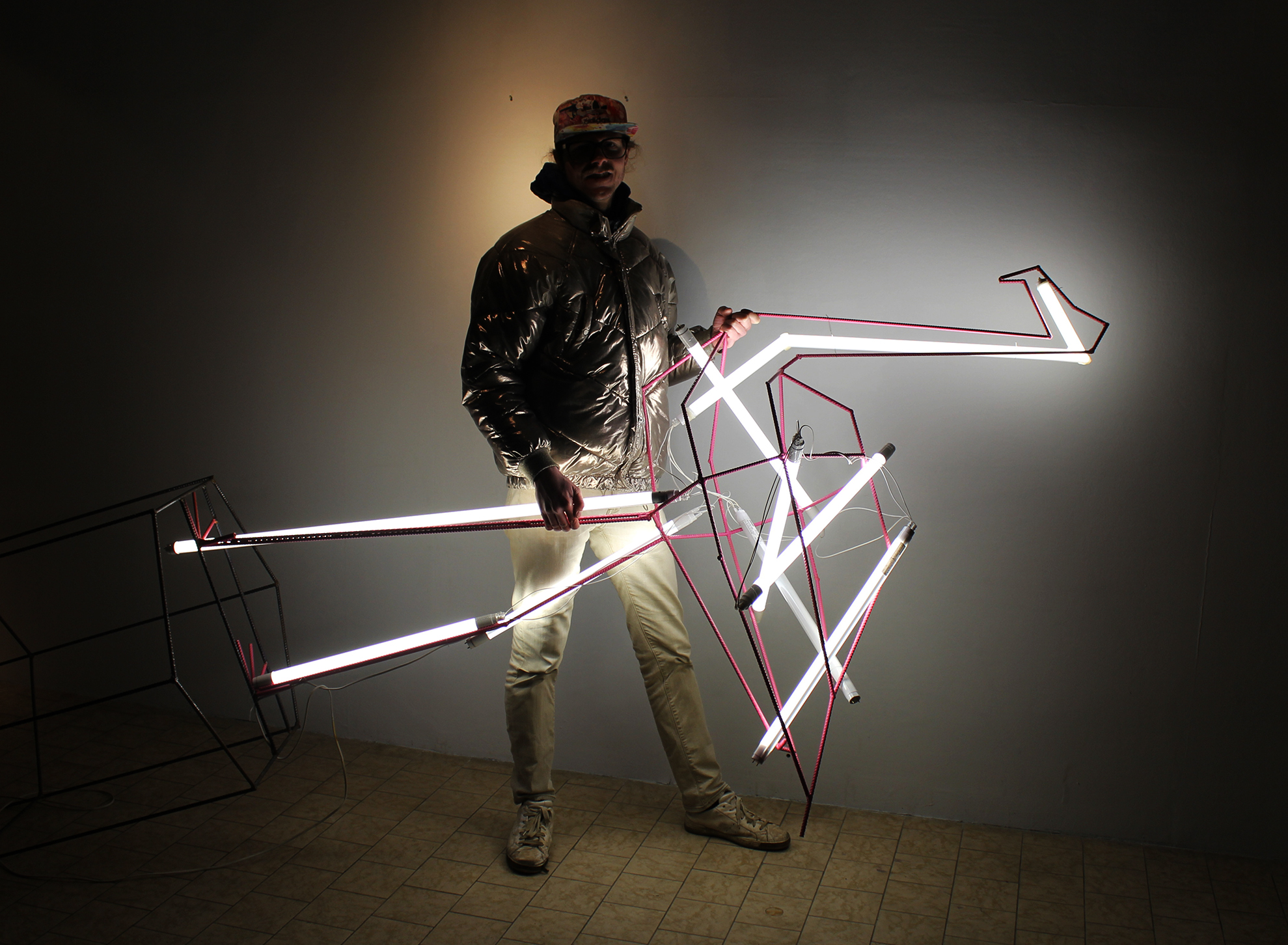 Tizian Baldinger mit einem Neon-Flamingo