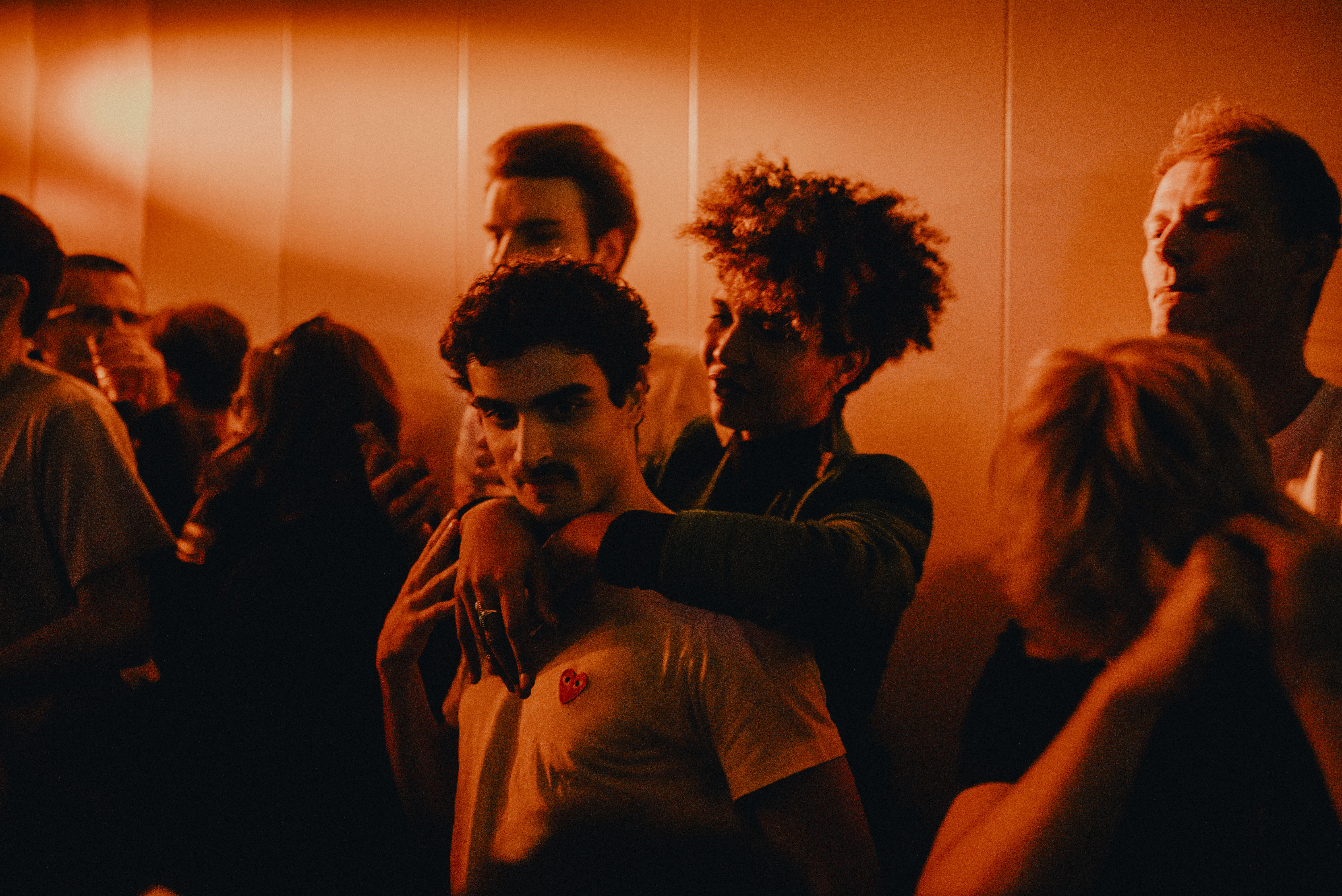 Fuse-tunnel-rave-hallepoorttunnel-vrouw-omarmt-man