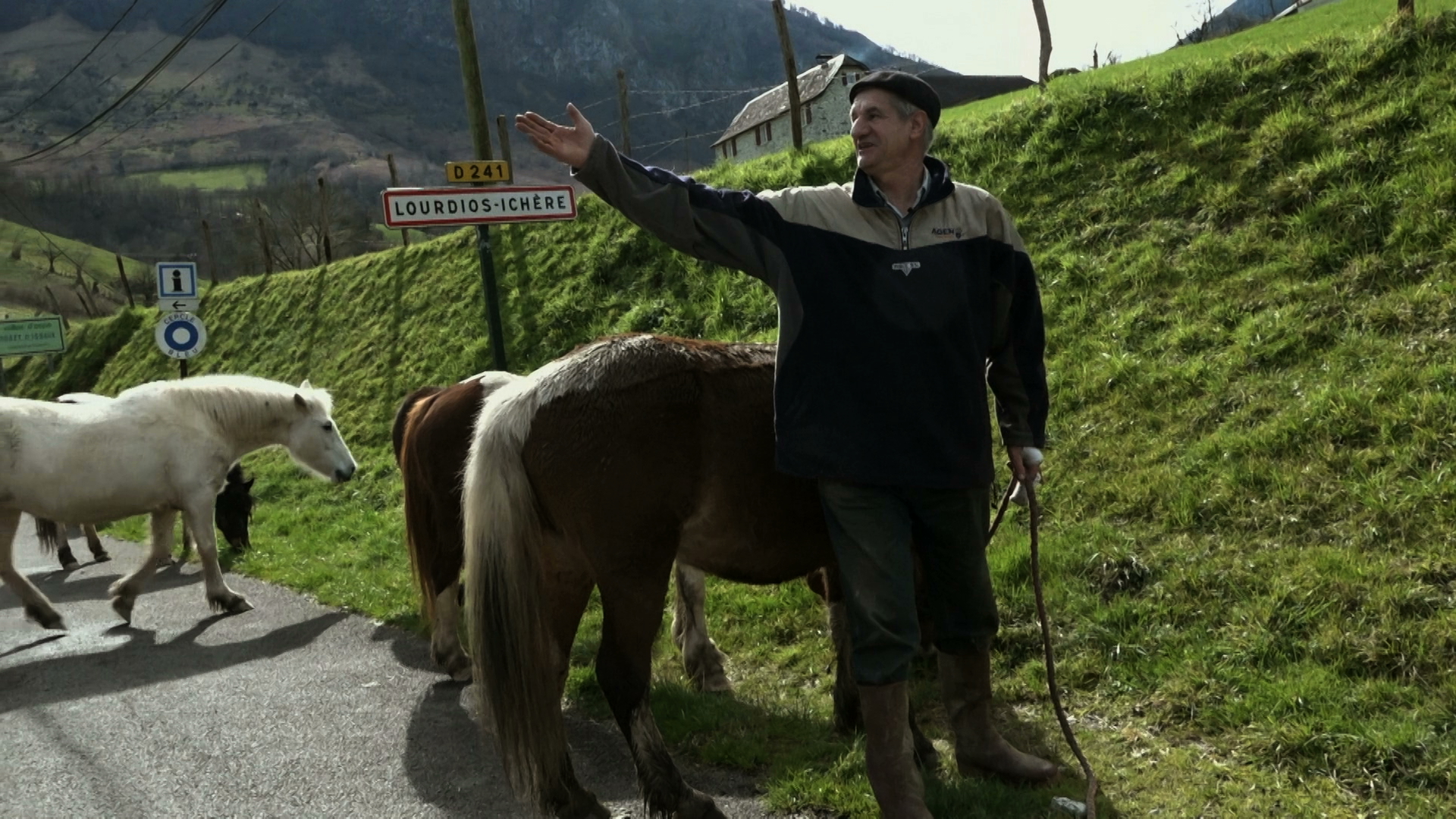 1548077971272-jour2fete-un-berger-et-deux-perches-a-lelysee-image-1624