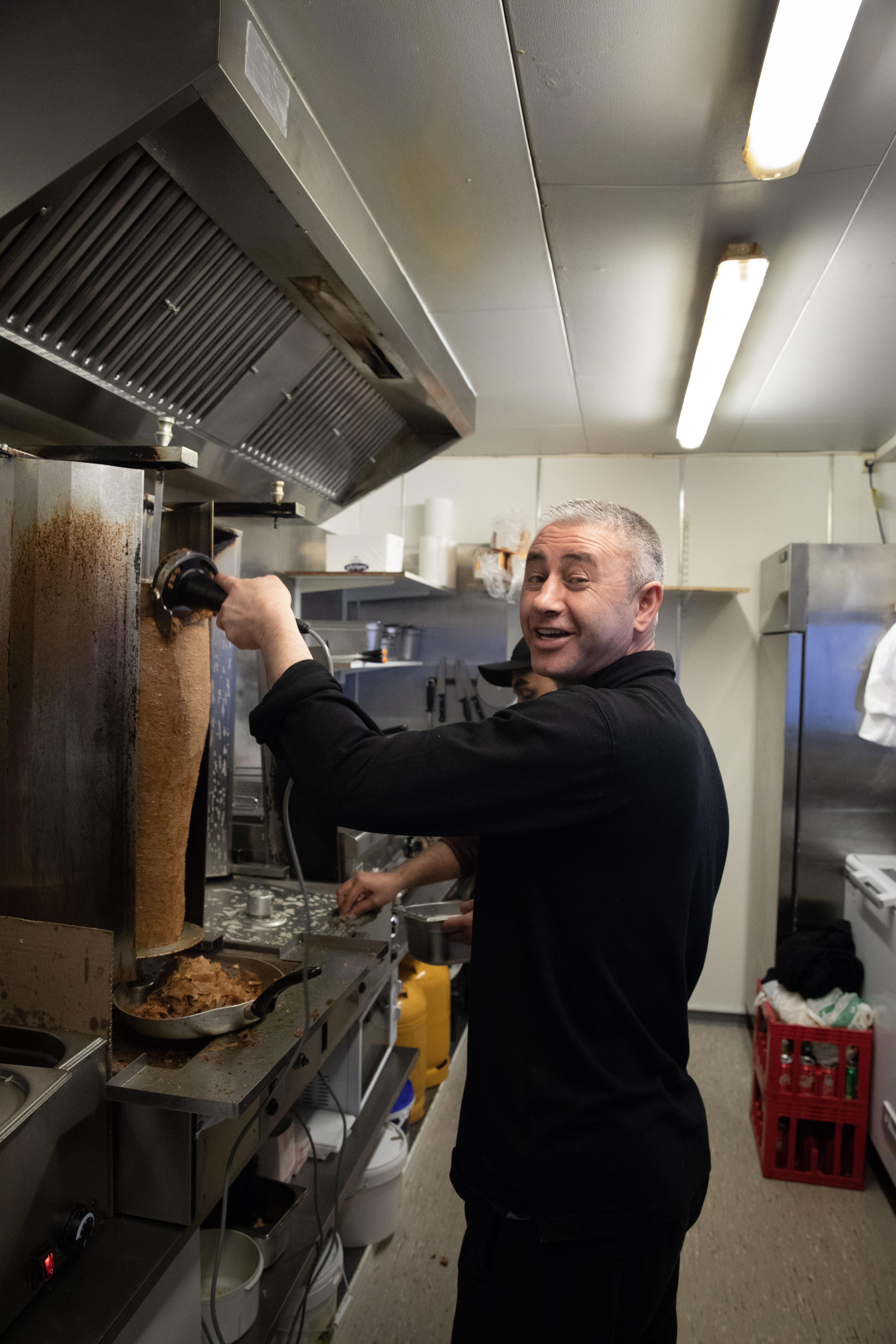 Baki er i gang med at skære kød til shawarma på Ørestad Kebab