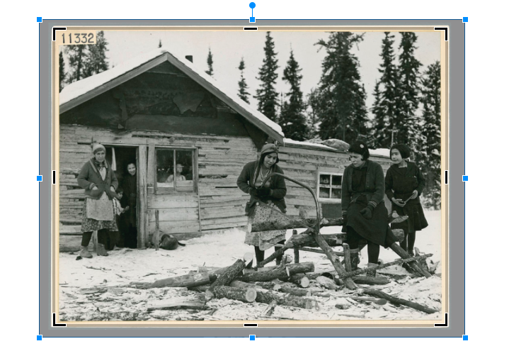 Screenshot Fotobearbeitung. 1945, Kanada: Frauen sägen vor einer Hütte Brennholz
