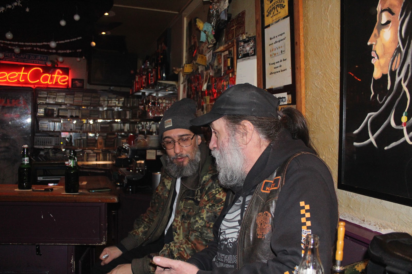 1548345419436-mannen-in-de-bar