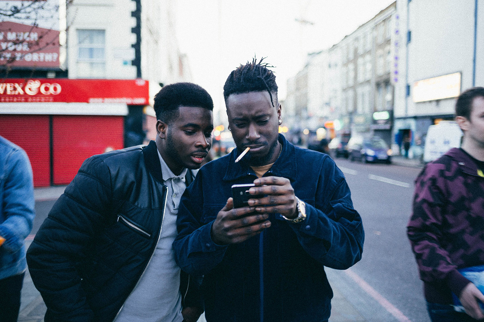Darrell-Cole-behind-the-scenes-op-straat-smartphone