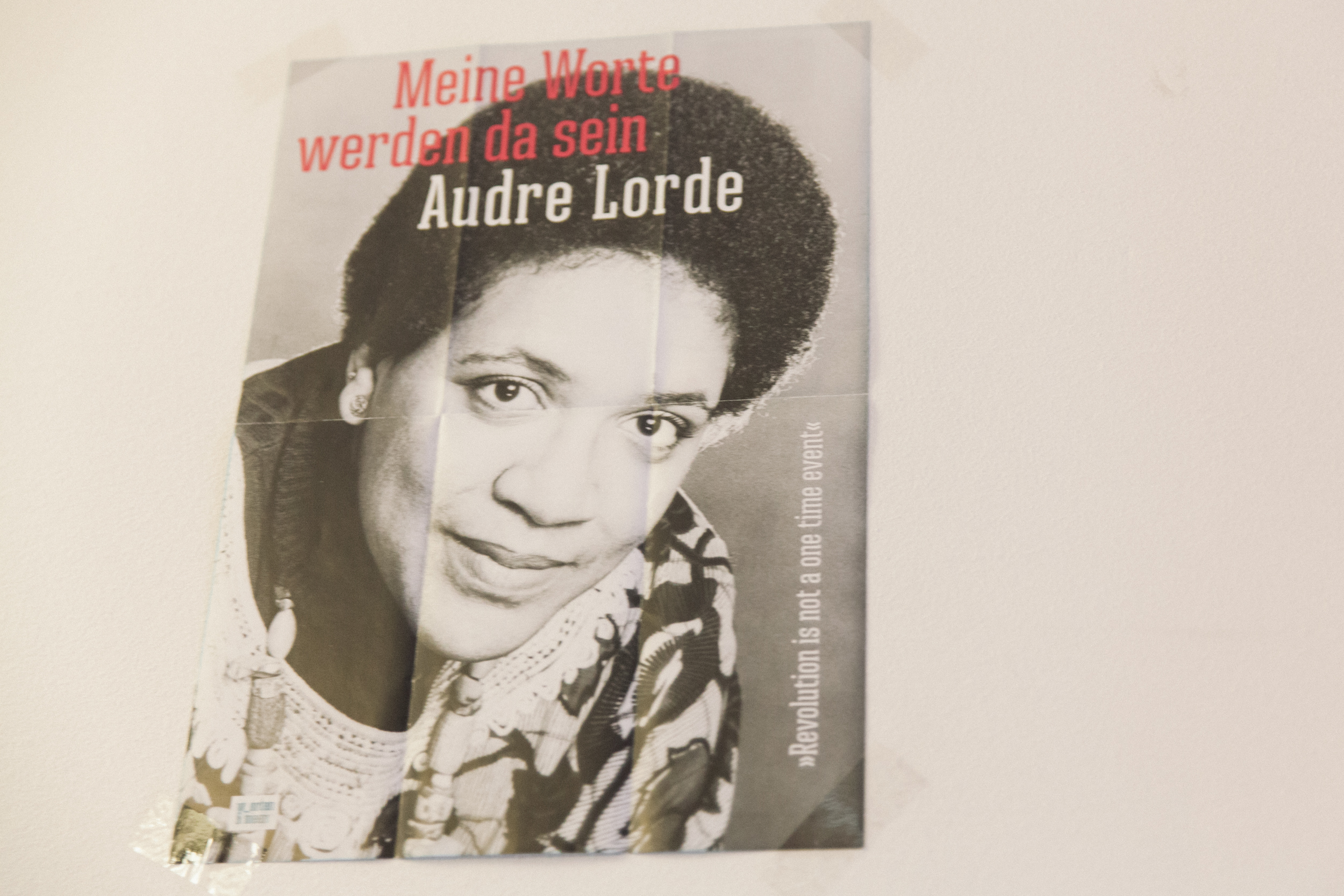 Ein Poster von Audre Lorde hängt im Kirchenraum
