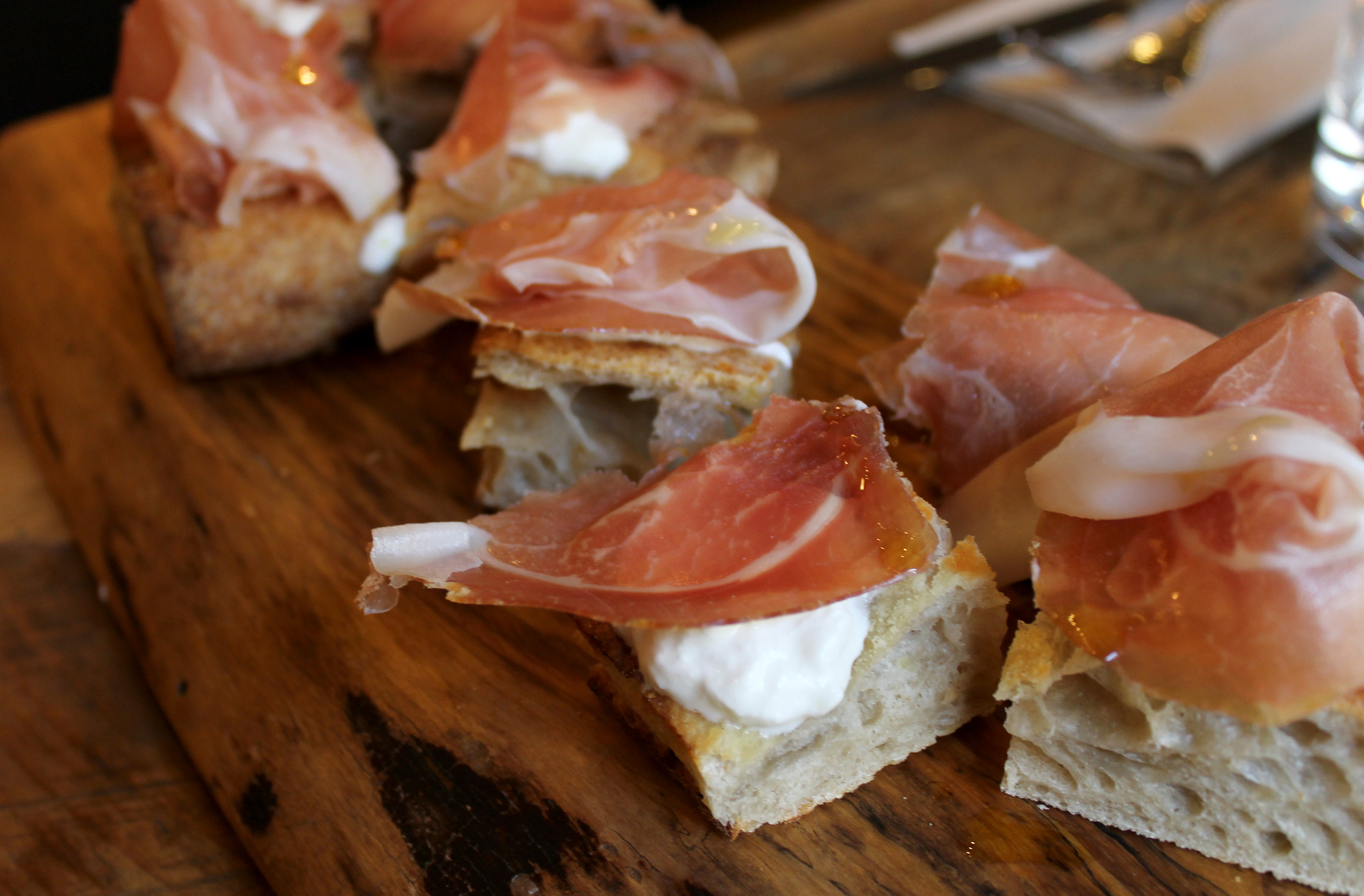 Pizza-stracciatella-crudo-Crosta