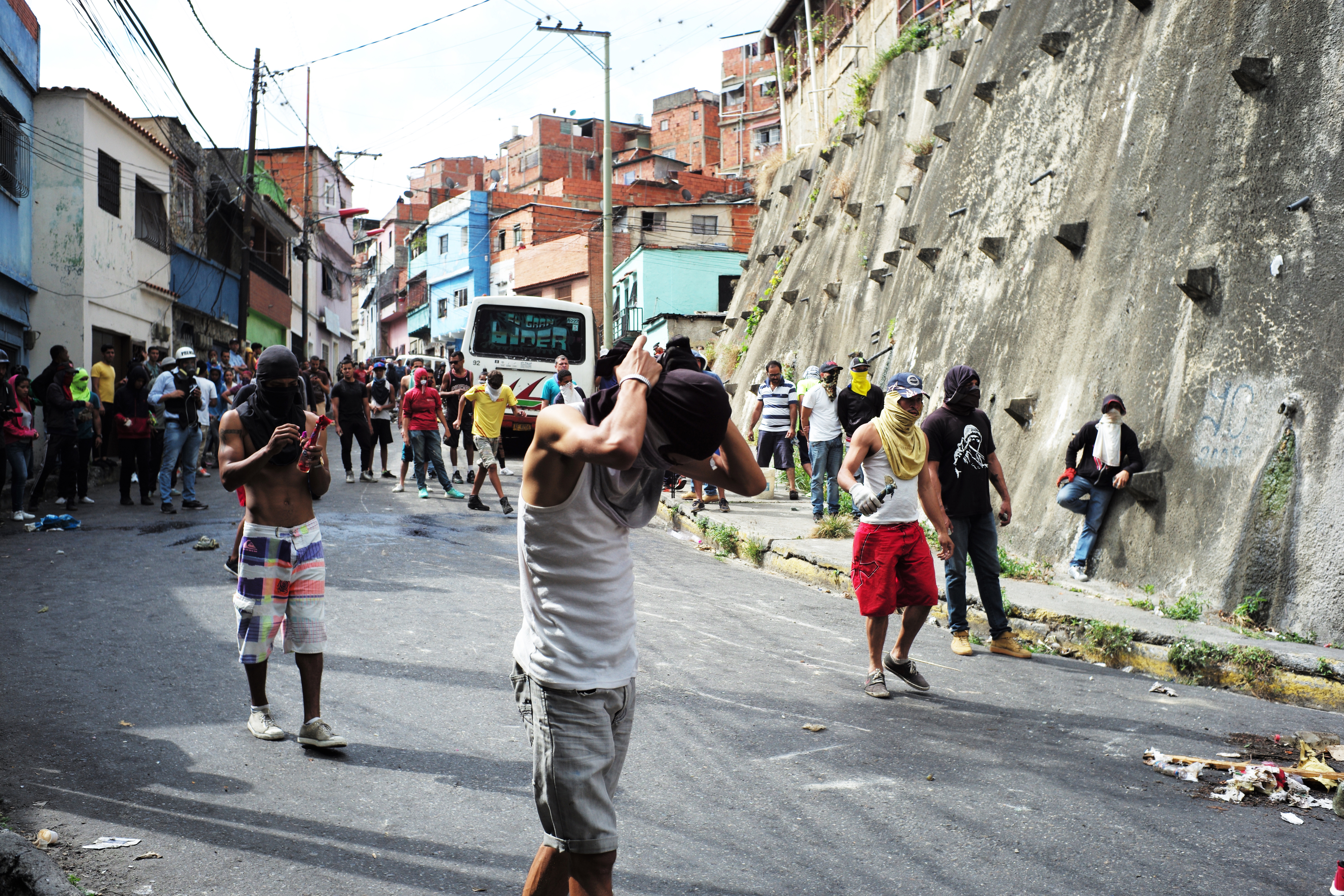 Demonstranten vermummen sich auf den Straßen Caracas