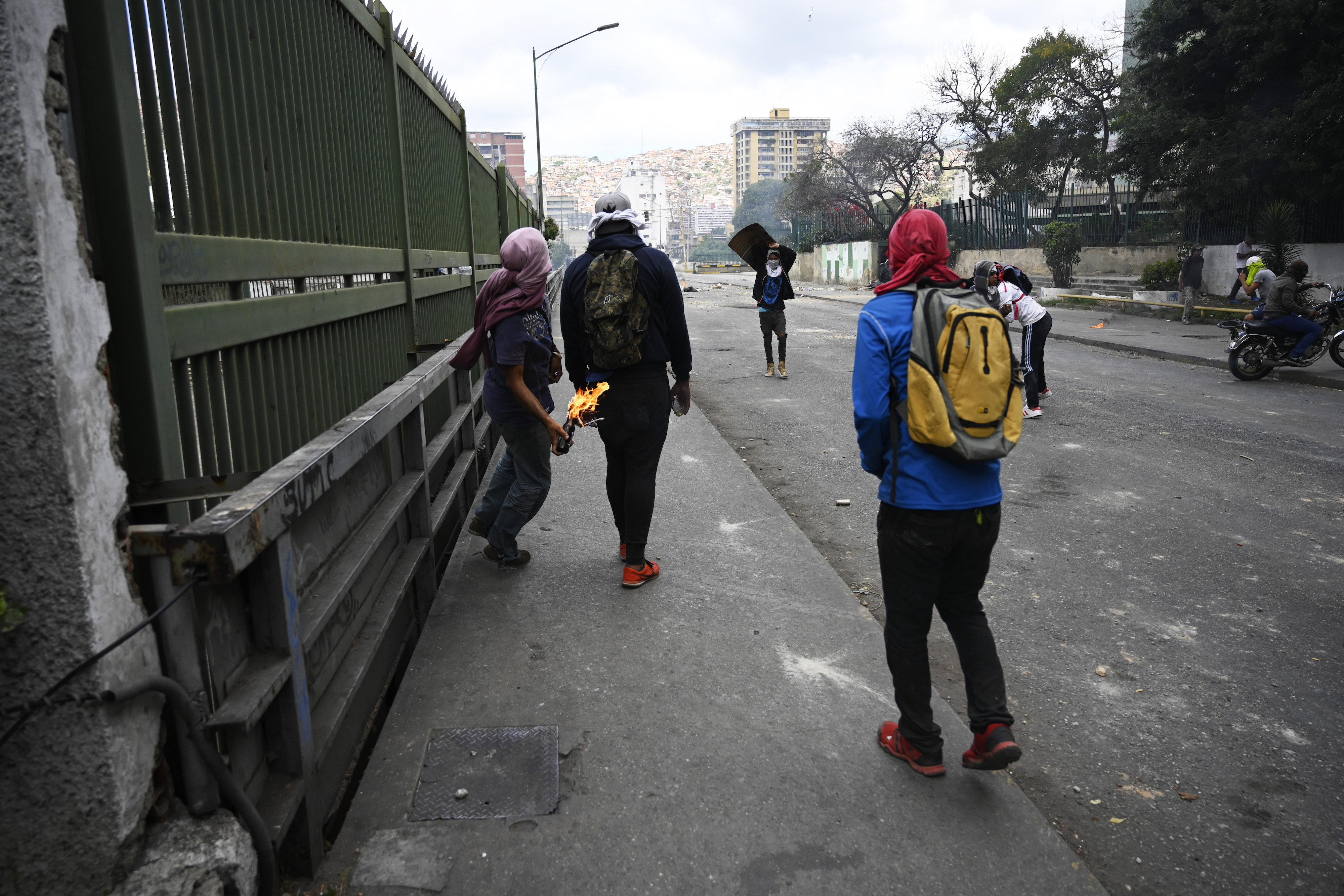 Demonstranten mit Molotow-Cocktail in Caracas