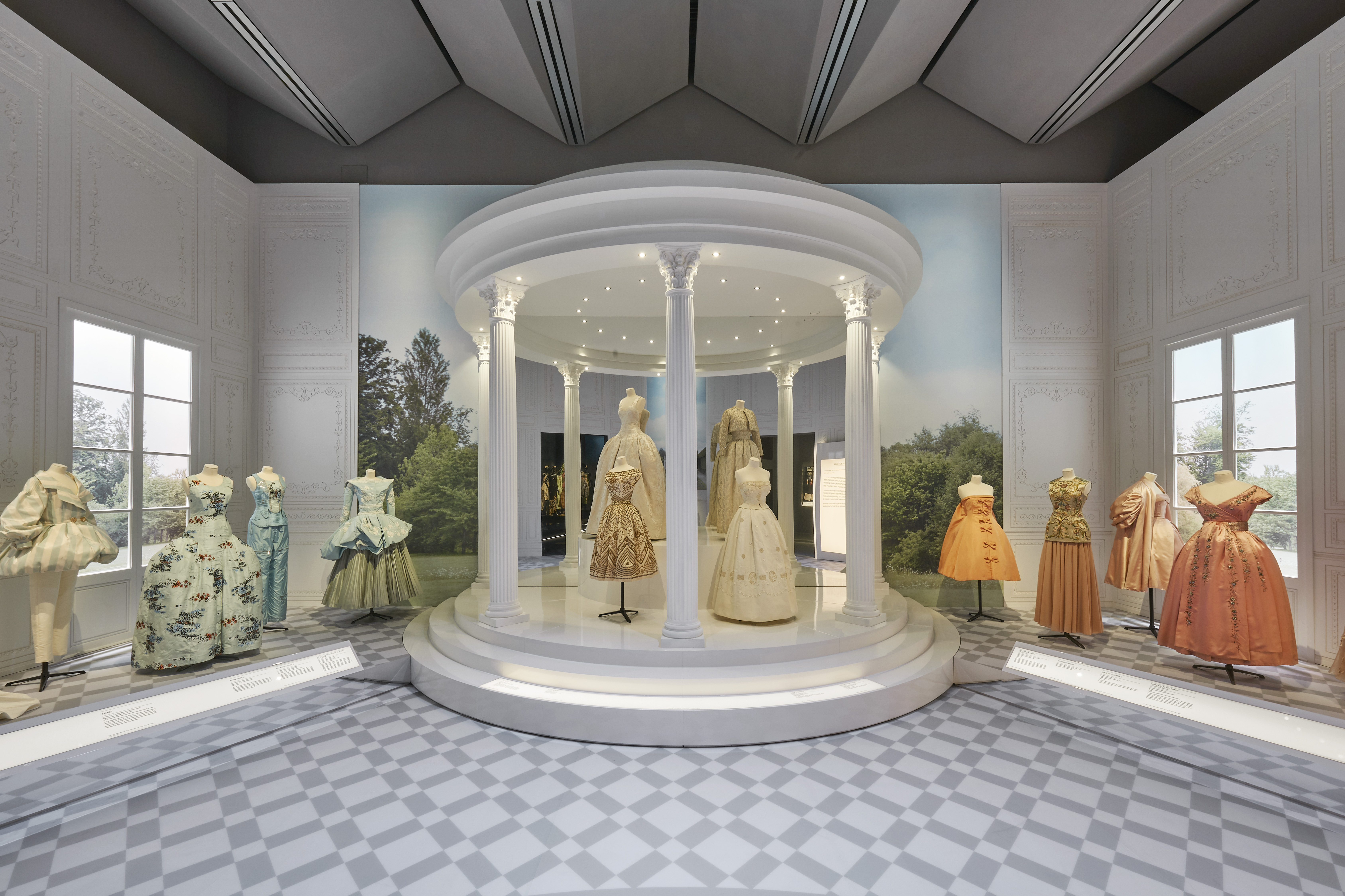 1548861953705-V_A_Christian-Dior-Designer-of-Dreams-exhibition_Historicism-section-c-ADRIEN-DIRAND-5