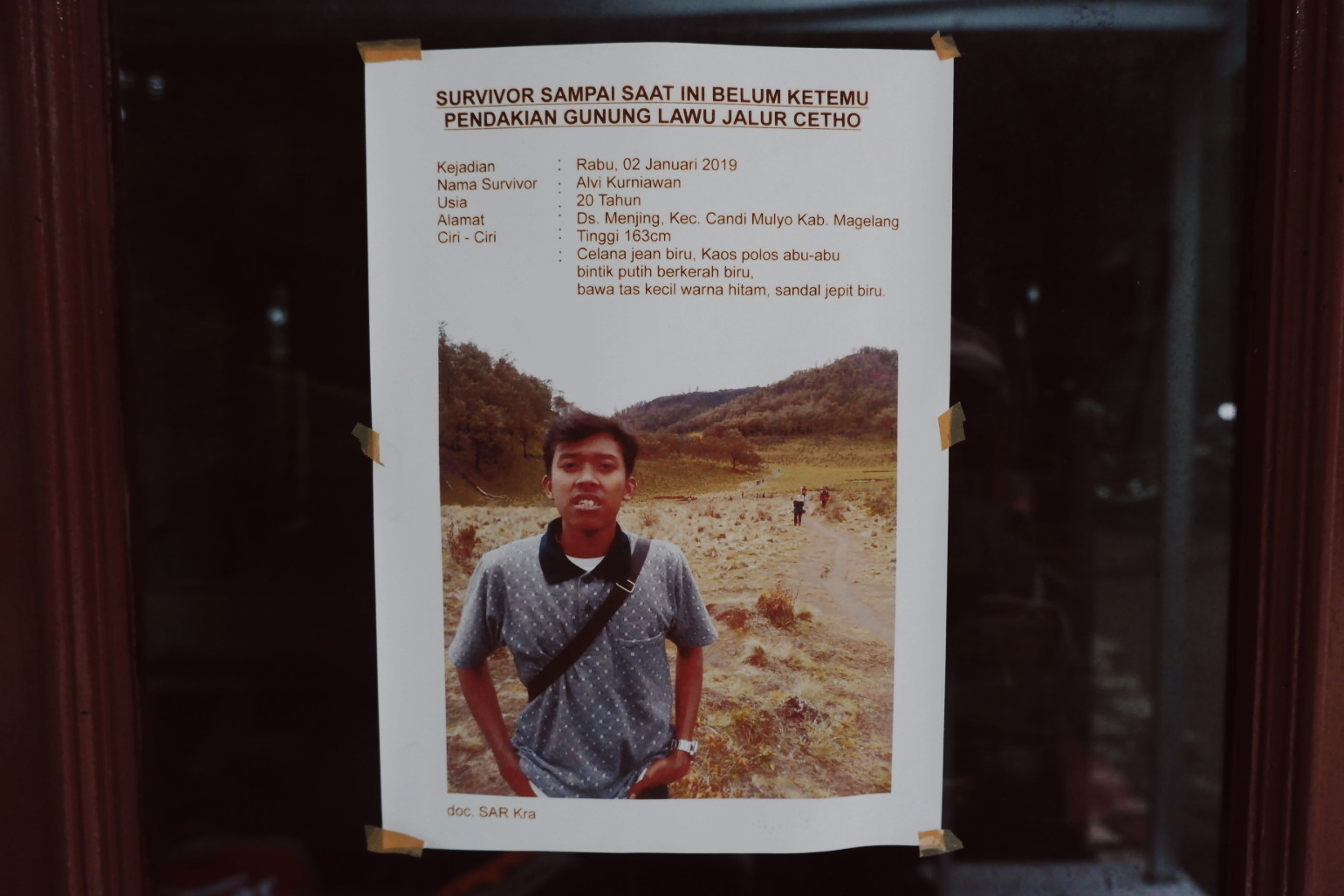 1548919351241-Poster-pencarian-Alvi-terpasang-di-jendela-Basecamp