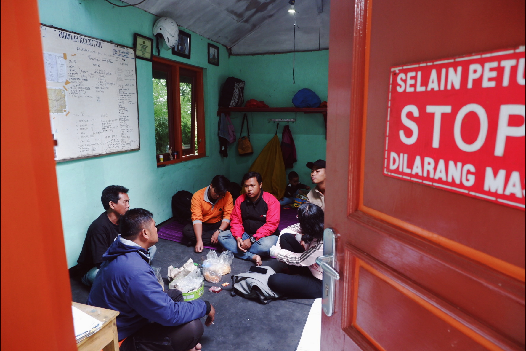 1548919647068-Suasana-di-dalam-Base-camp-cemara-Kandang