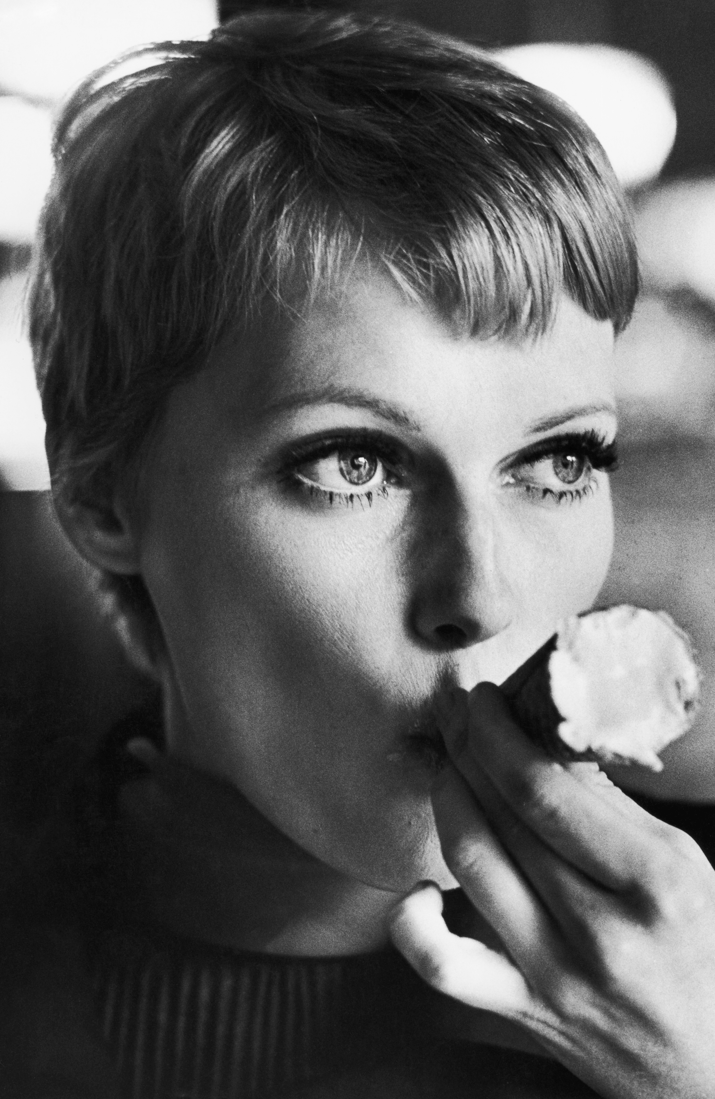 Mia Farrow durante le riprese di Demonio dalla faccia d'angelo. Londra, 1977 © Iconic Images